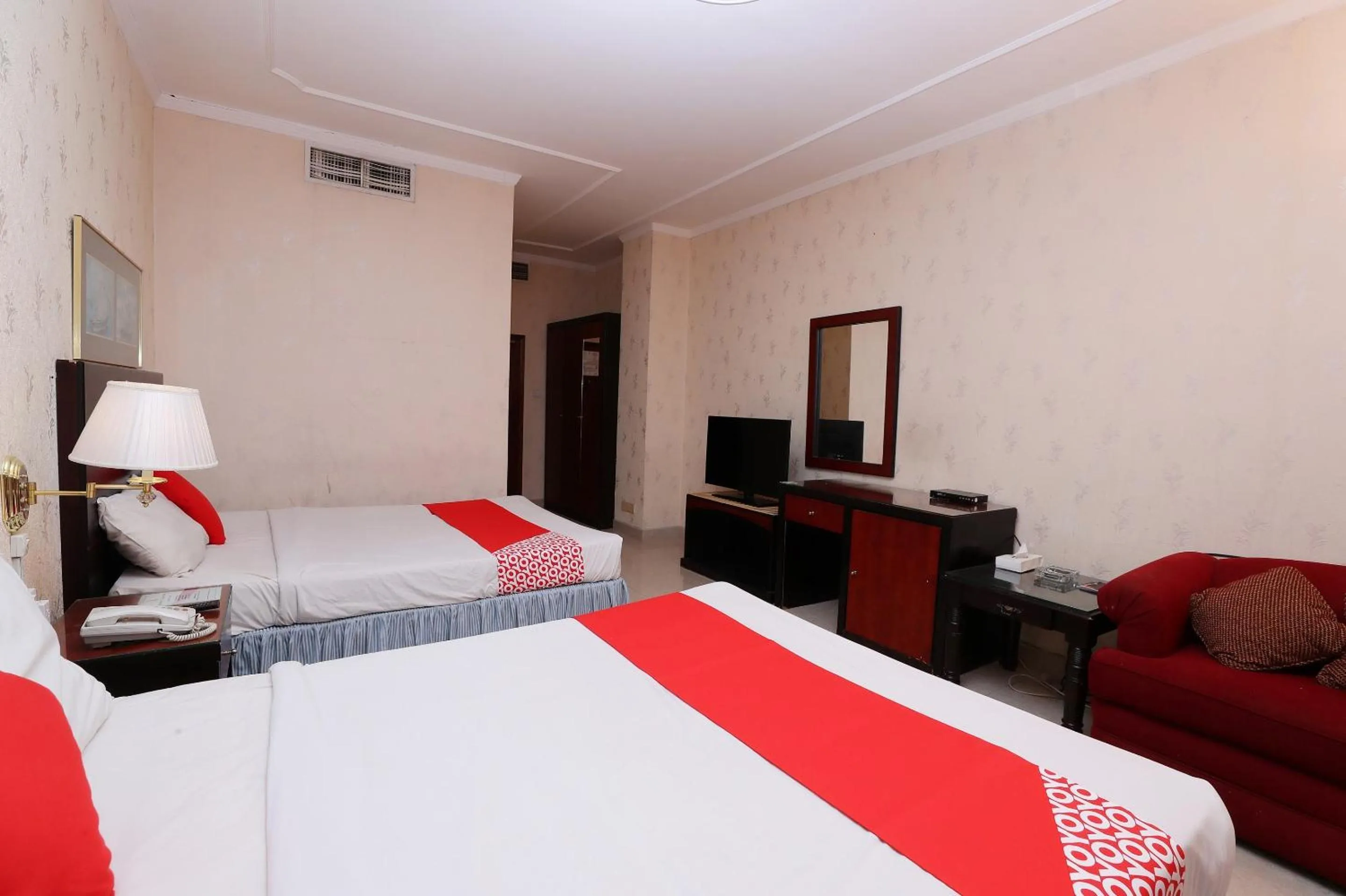 Bedroom, Bed in OYO 112 Semiramis Hotel