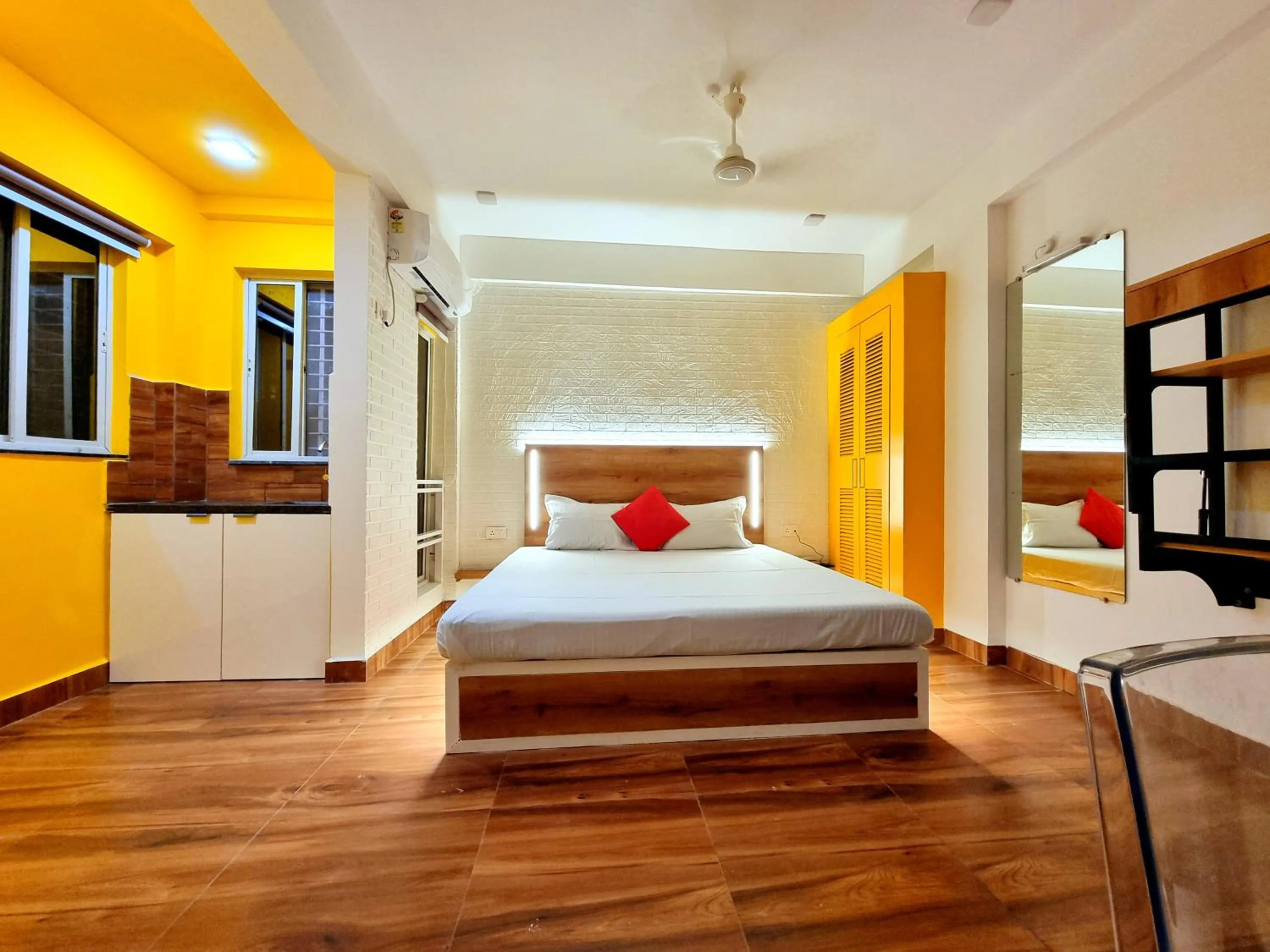 Photo of the whole room, Bed in Stayinn Nest