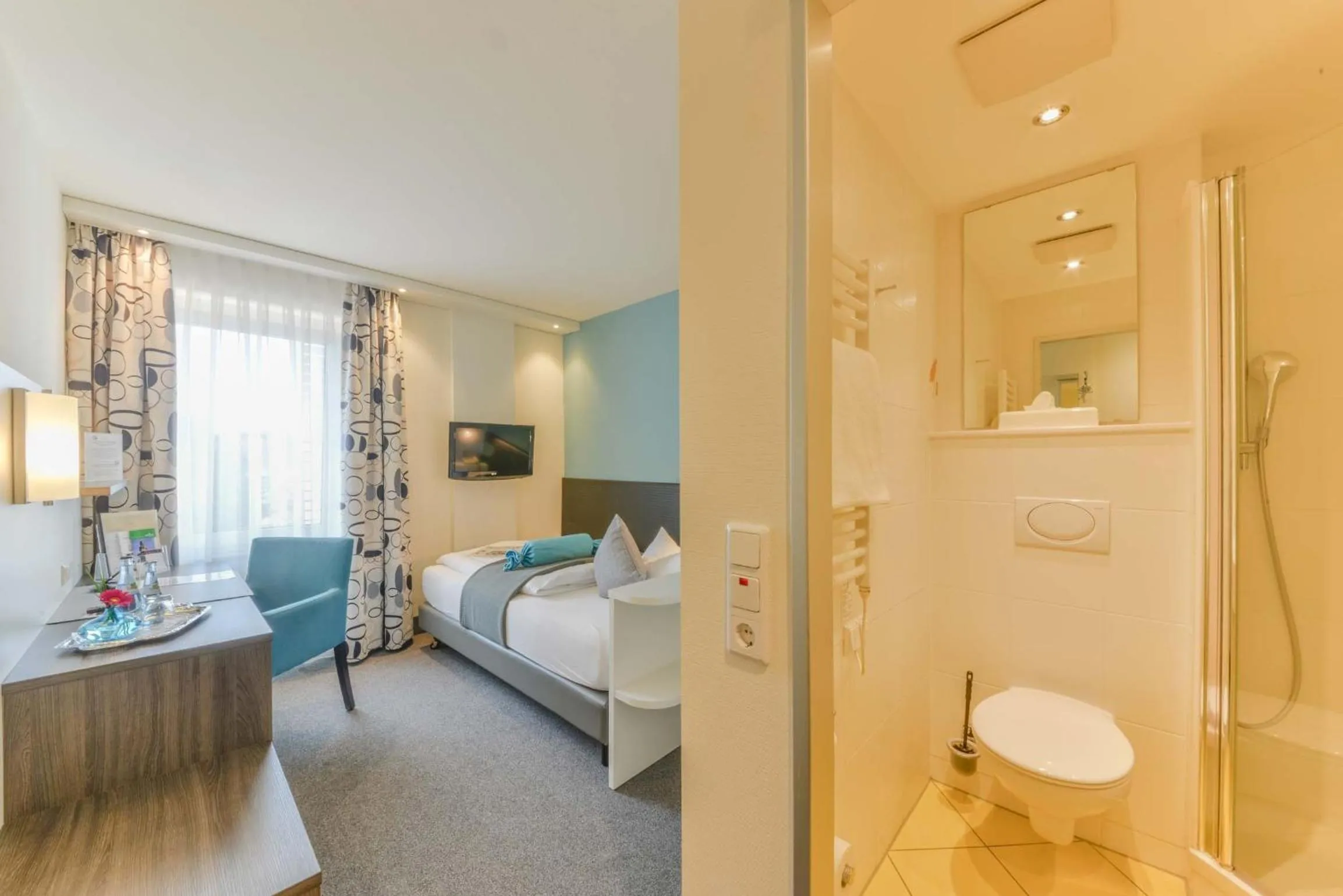 Shower, Bed in ateckhotel Kirchheim/Teck