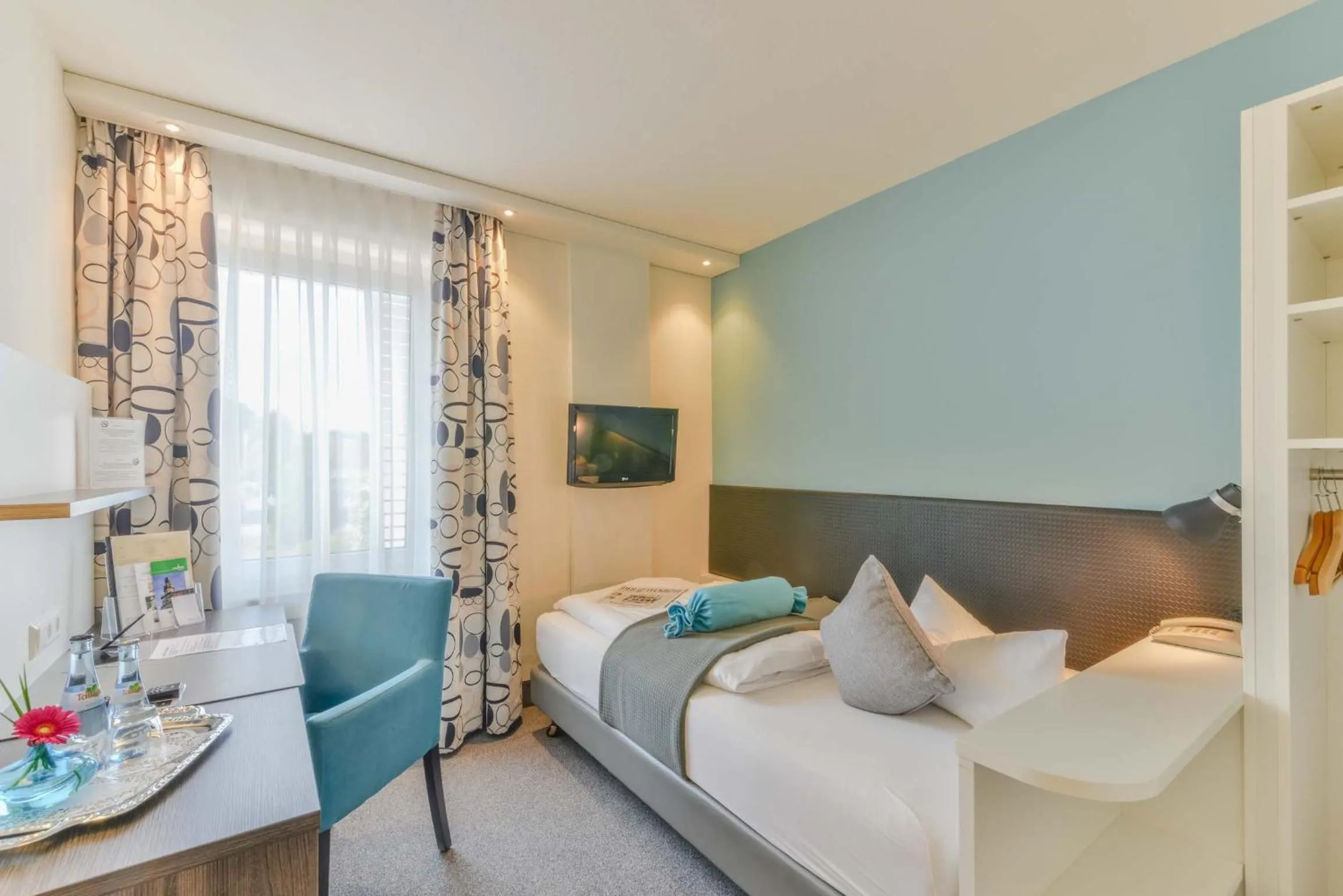 Photo of the whole room, Bed in ateckhotel Kirchheim/Teck