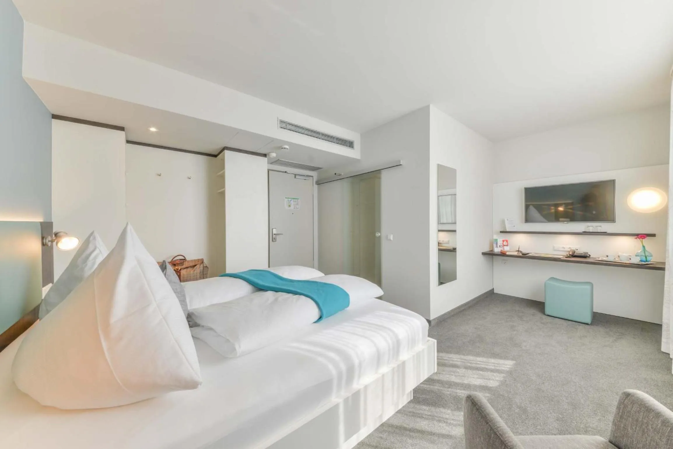 Photo of the whole room, Bed in ateckhotel Kirchheim/Teck