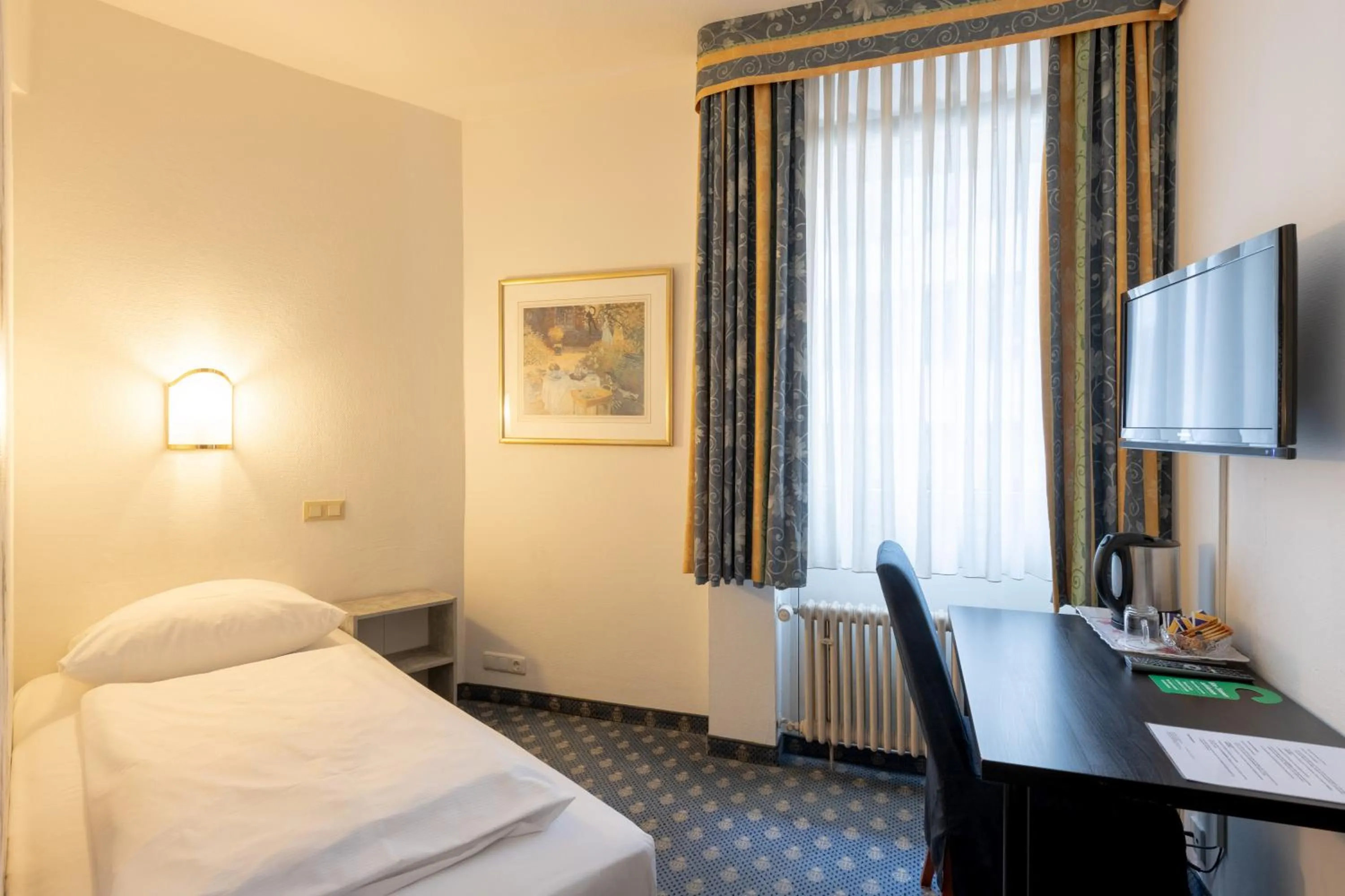 Photo of the whole room, Bed in Hotel Königshof The Arthouse