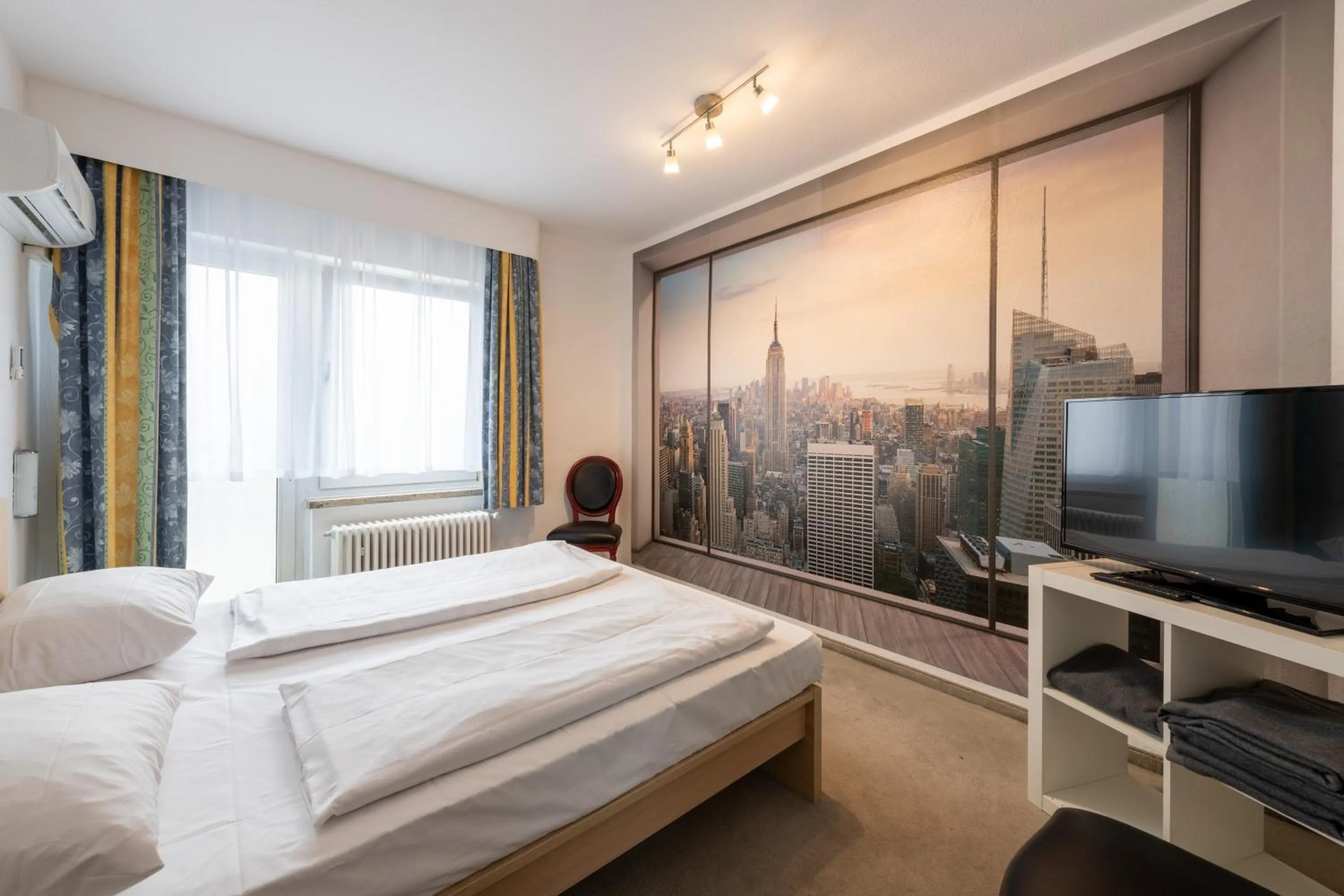 Bedroom, Bed in Hotel Königshof The Arthouse