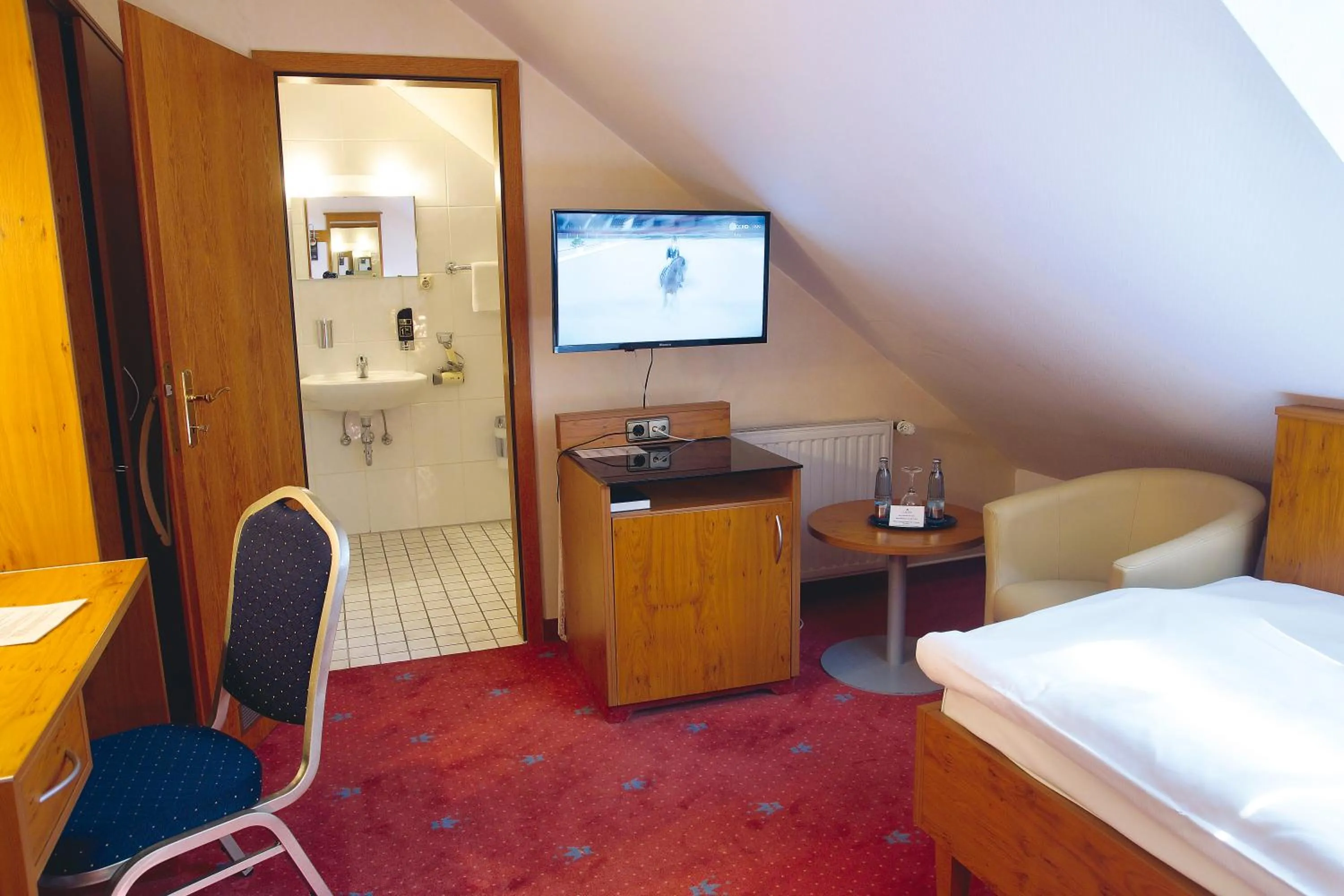 Seating area, Bed in AVALON Hotelpark Königshof