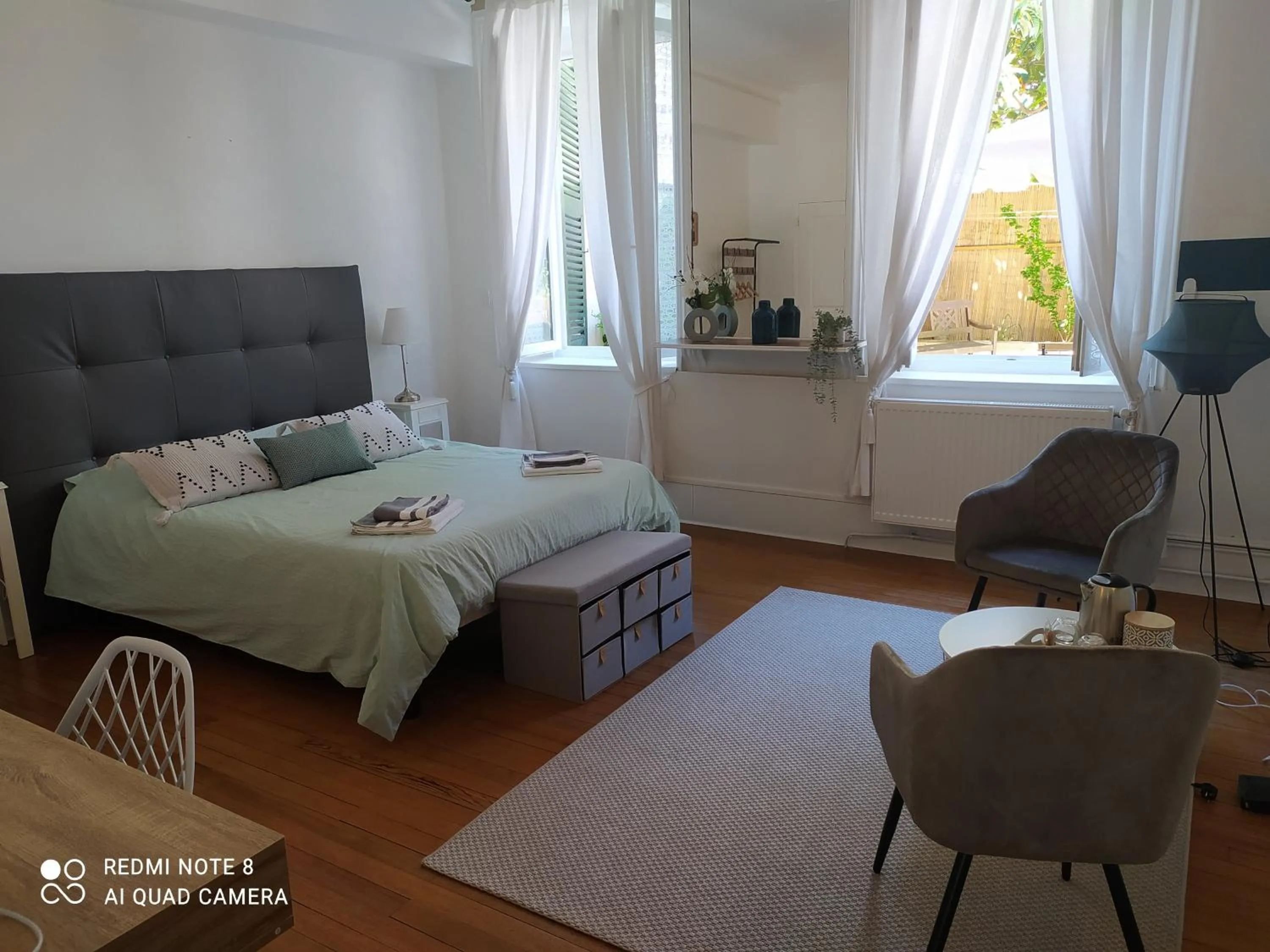 Seating area, Bed in Couette et Tartine