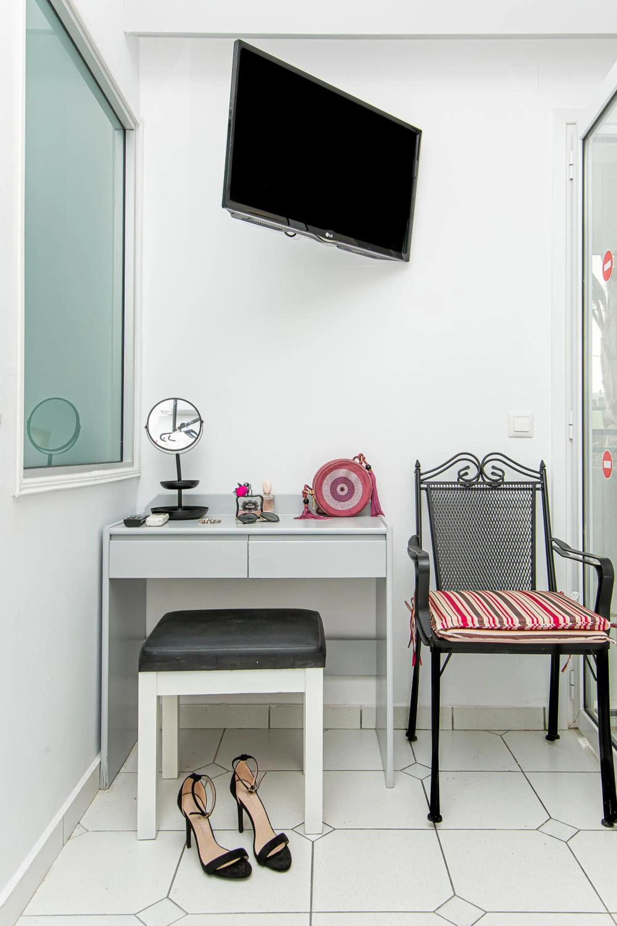 Seating area in ICandy Sol