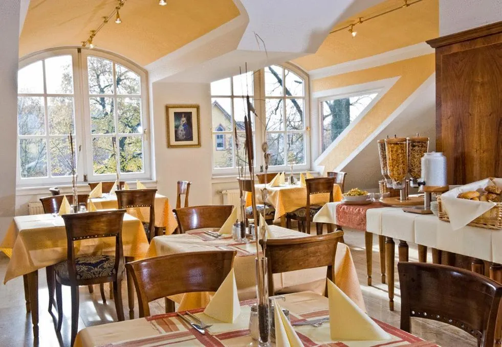 Restaurant/places to eat in Hotel Königin Olga