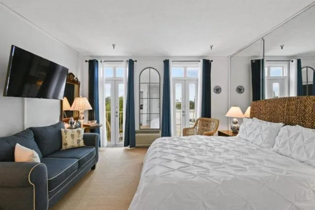 Classic Studio in ORCHID SUITES - Historic Palm Beach Hotel Condominium