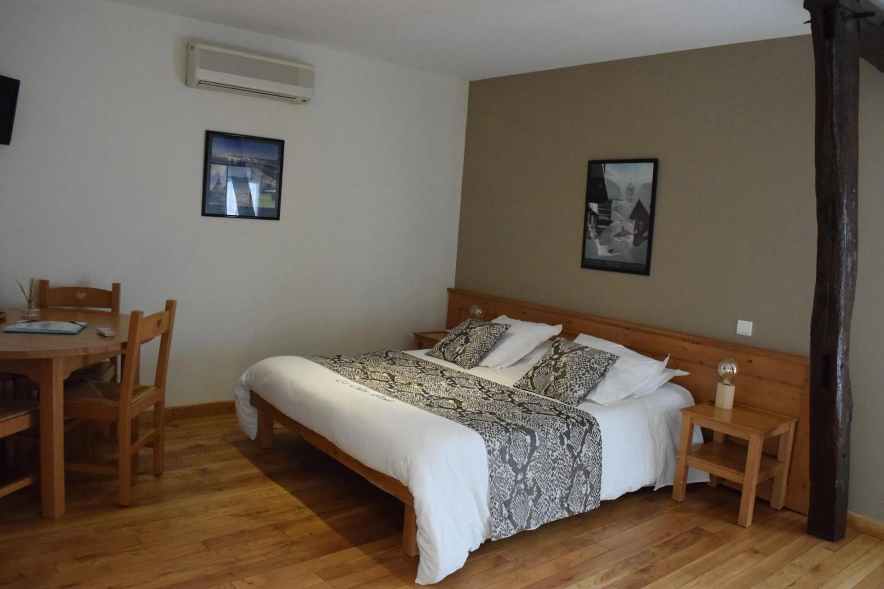 air conditioner, Bed in Chambres d'hôtes Le Clos Poli