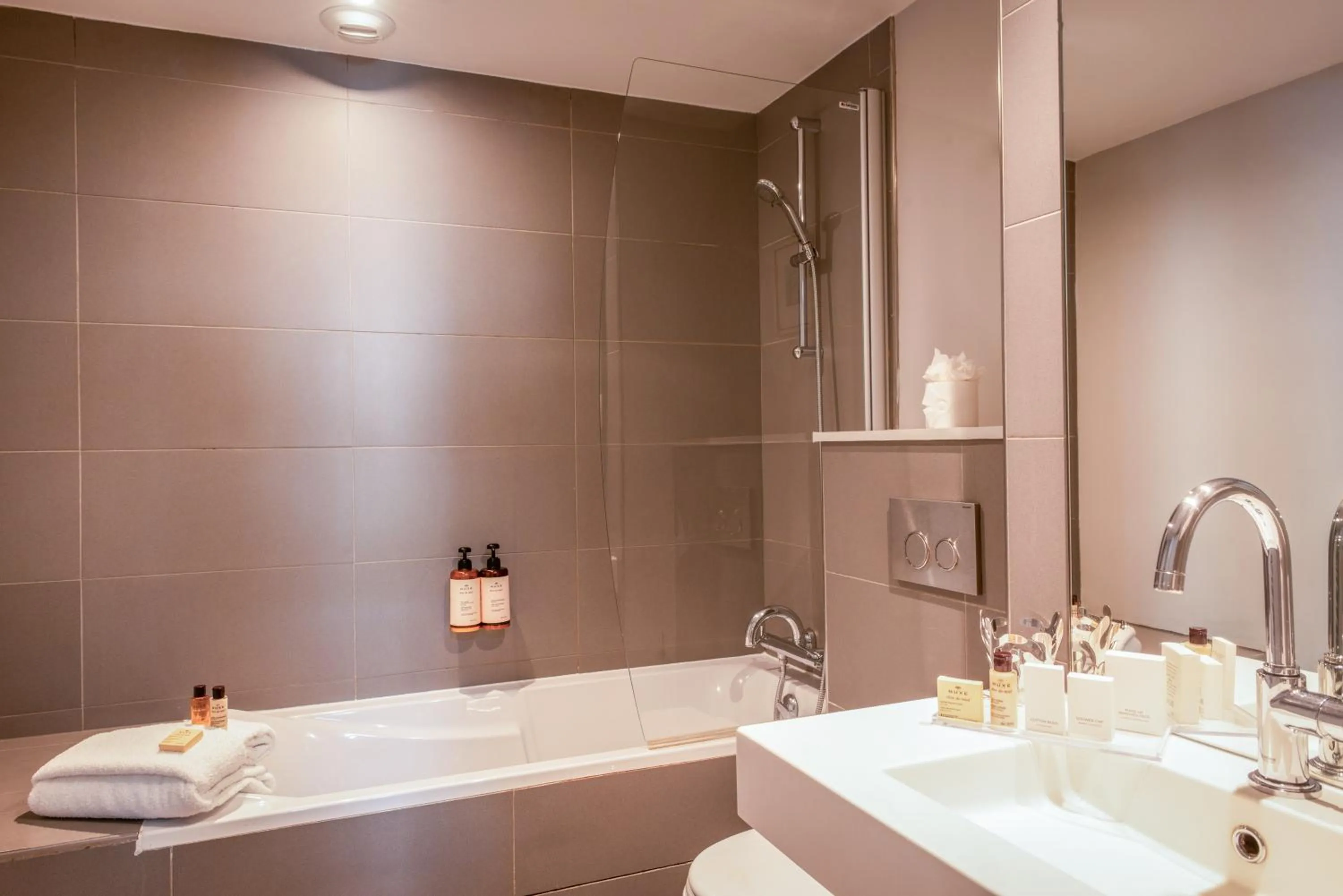 Bathroom in Hôtel Helzear Champs-Elysées