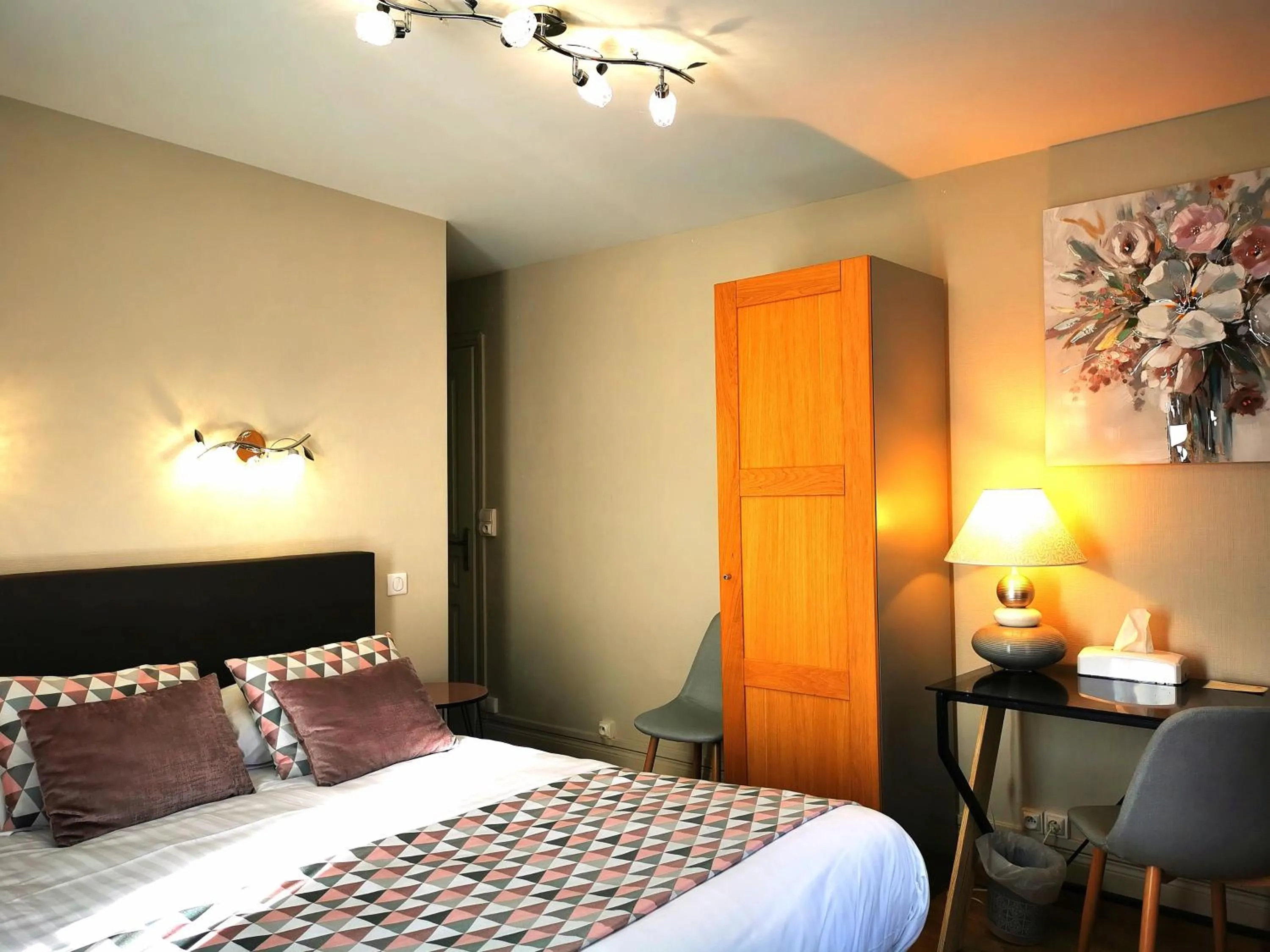 Bed in Logis Hôtel-Restaurant La Sapinière