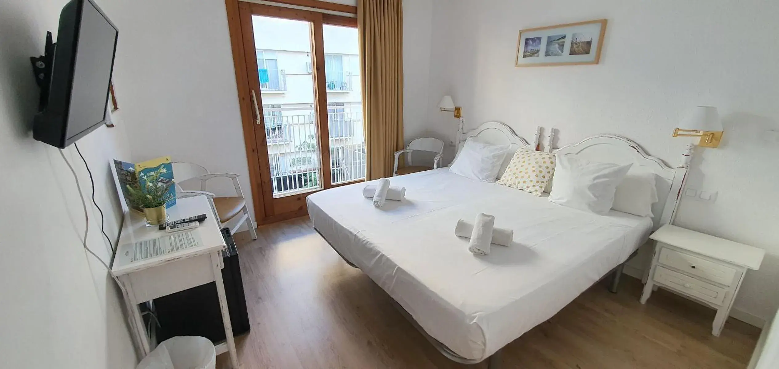 Family Room with Balcony in Hotel Mireia Family Room with Balcony in Hotel Mireia