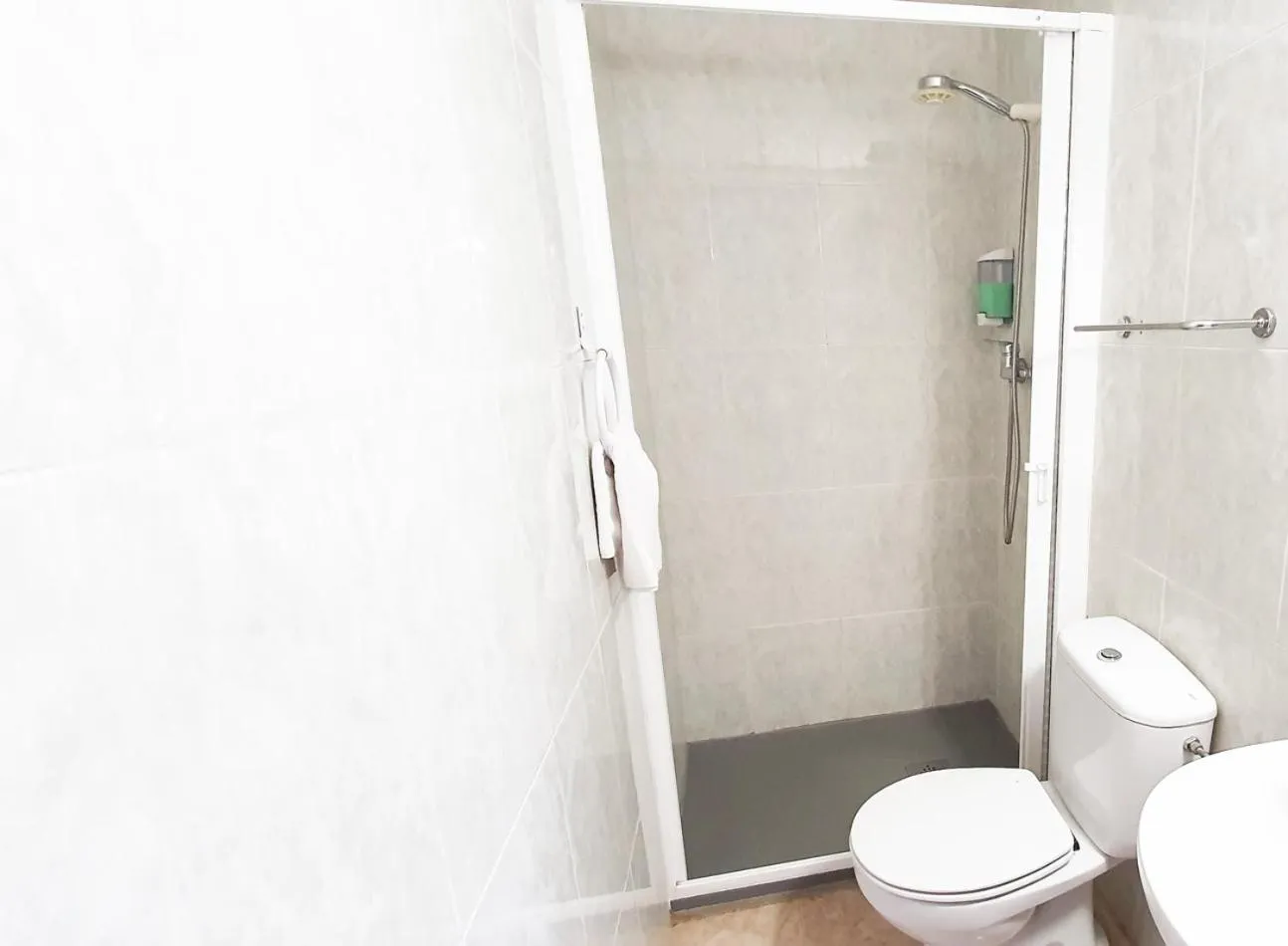 Bathroom in Hotel Mireia