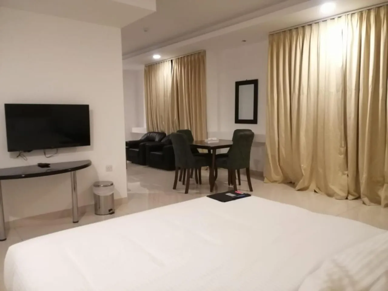 Communal lounge/ TV room, Bed in Parkside Plaza Muscat