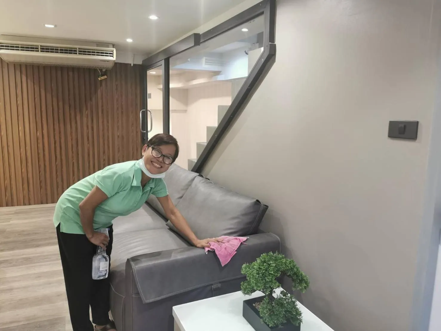 Staff in Baan Kun Mhor Hostel บ้านคุณหมอโฮสเทล