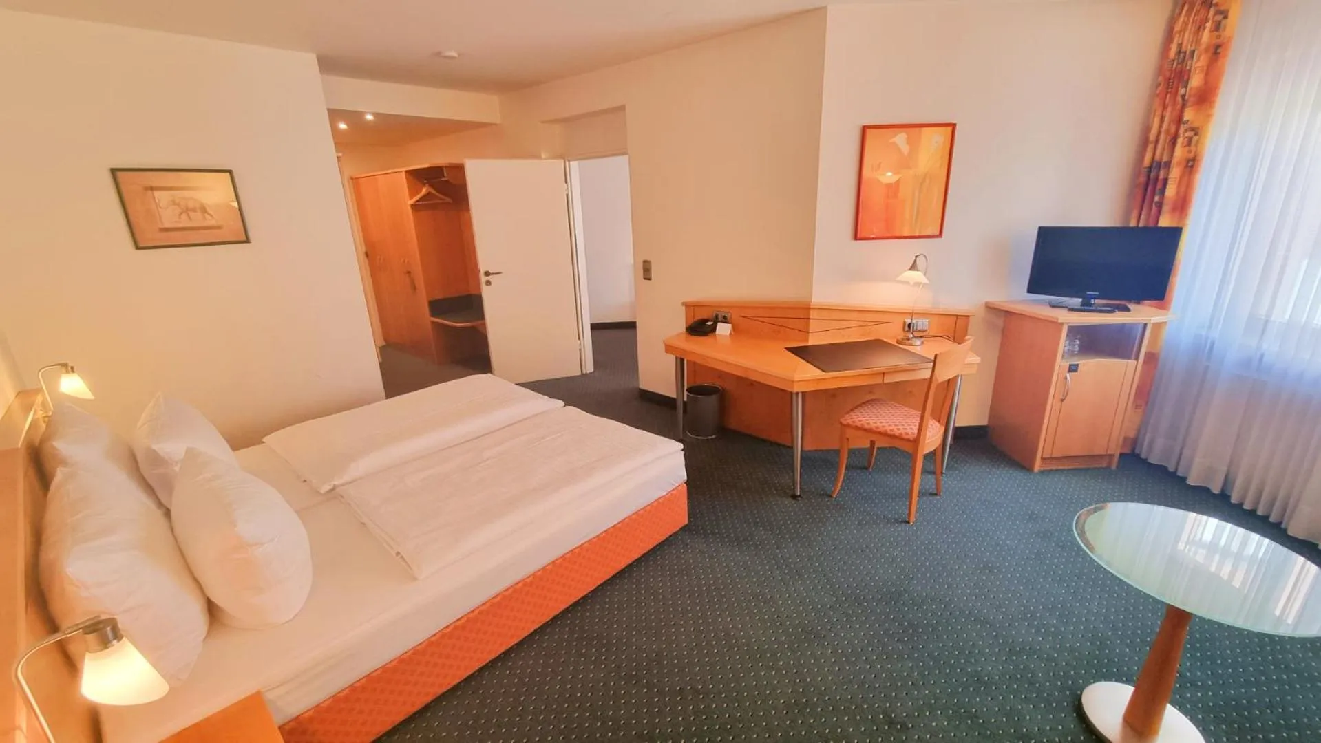 Photo of the whole room, Bed in Hotel Panorama Hamburg-Billstedt