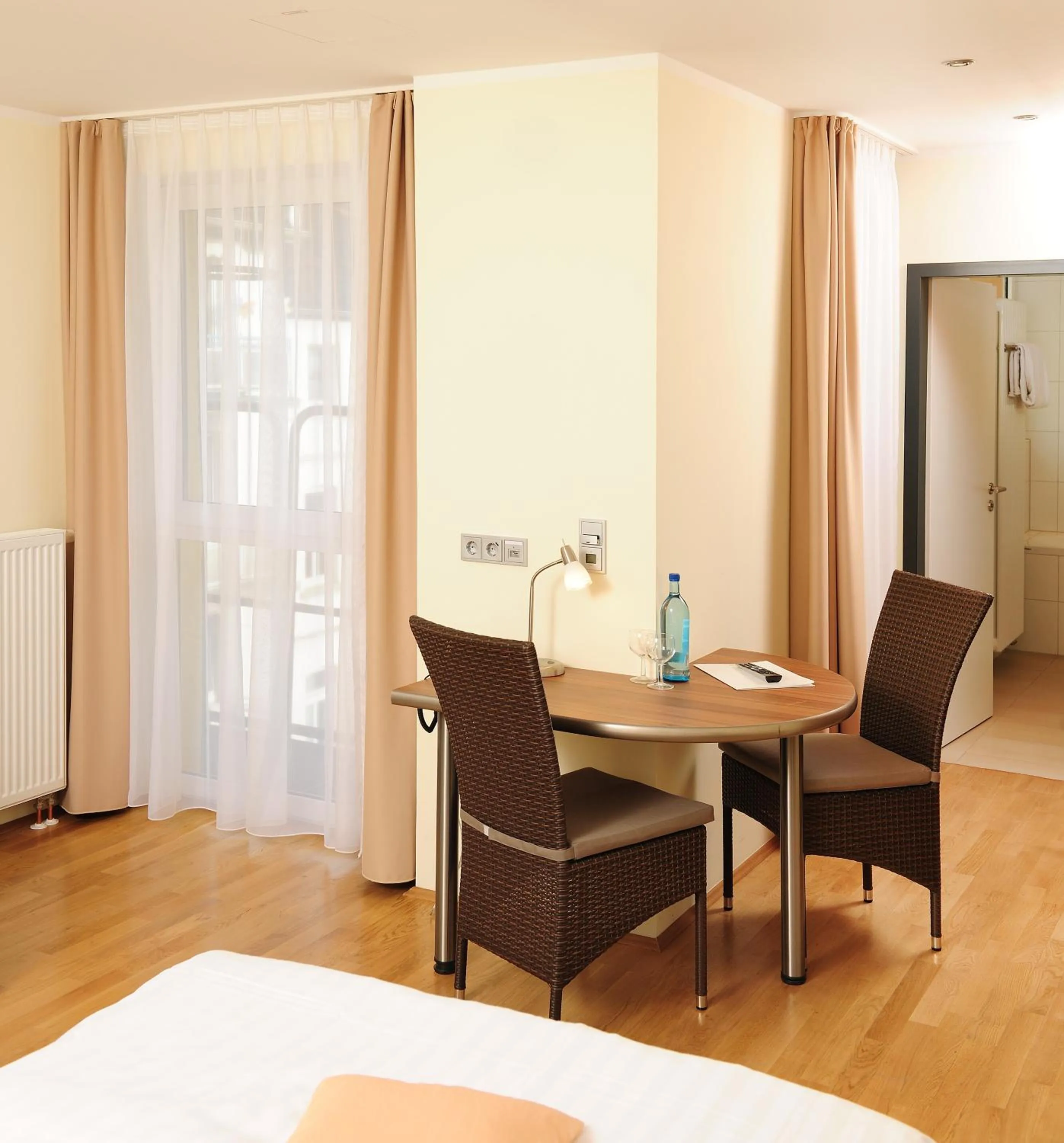 Dining area, Bed in GuestHouse Mainz