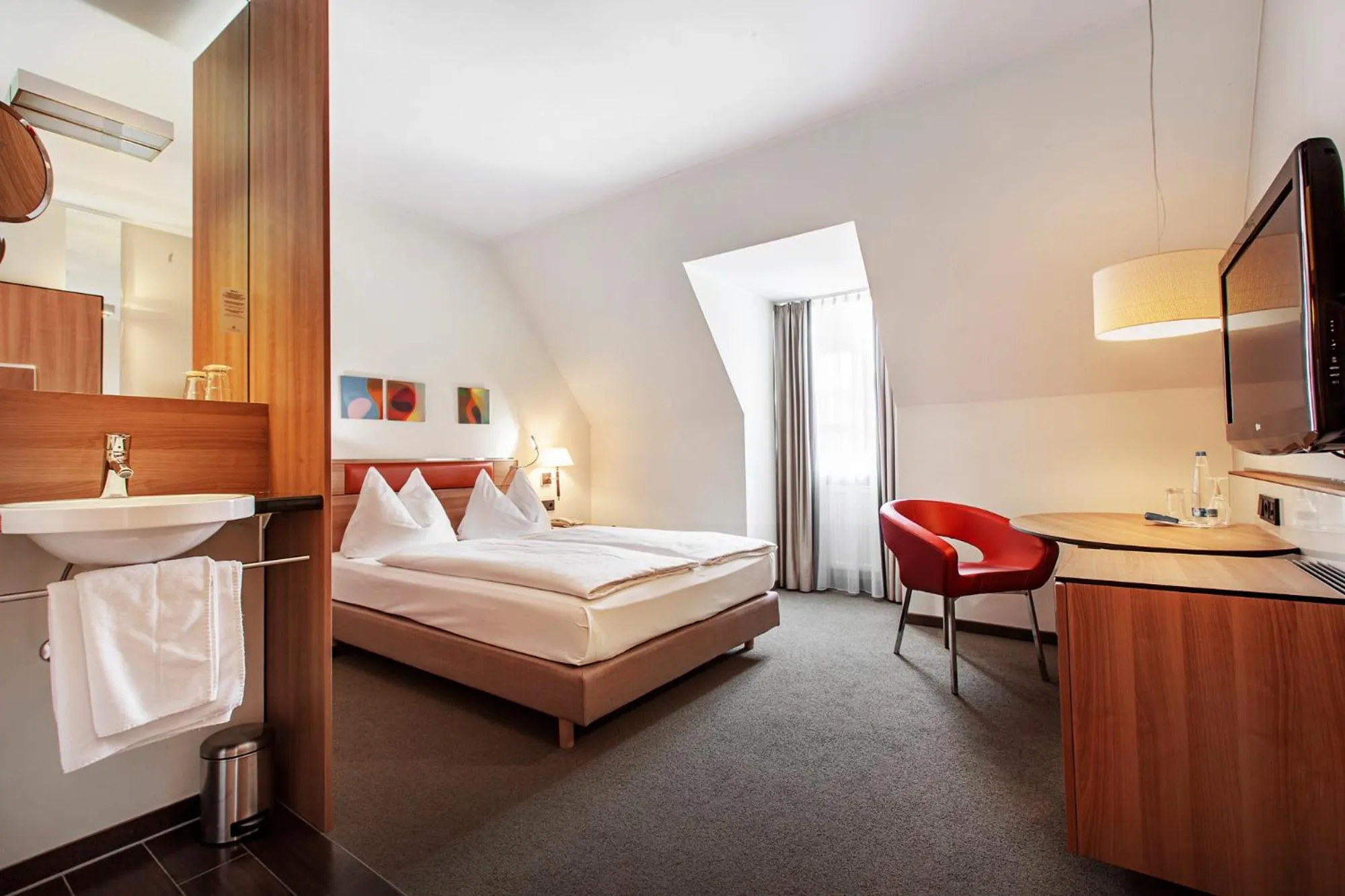 Photo of the whole room, Bed in Hotel am Jakobsmarkt