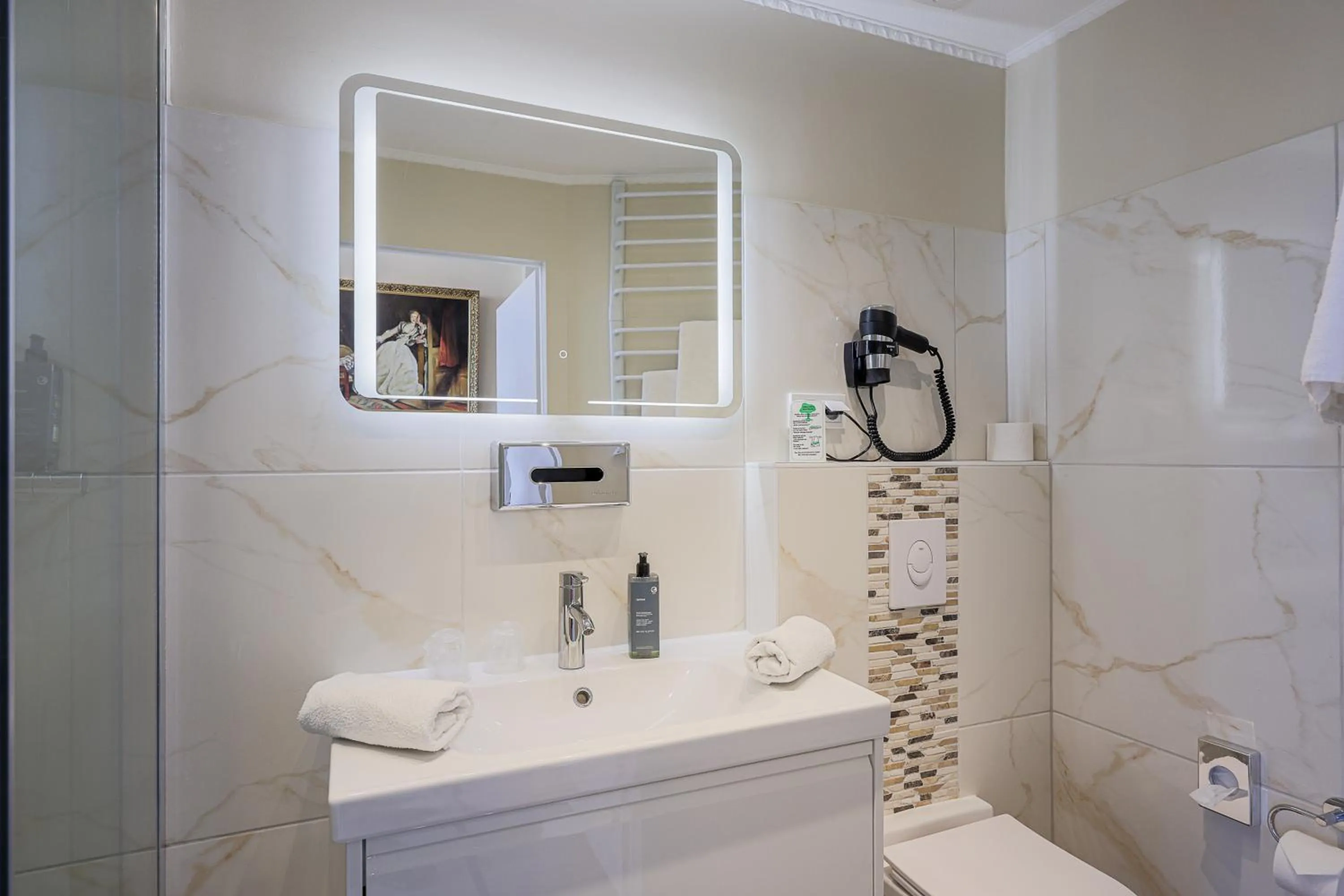 Shower in Hotel Augusta Am Kurfürstendamm