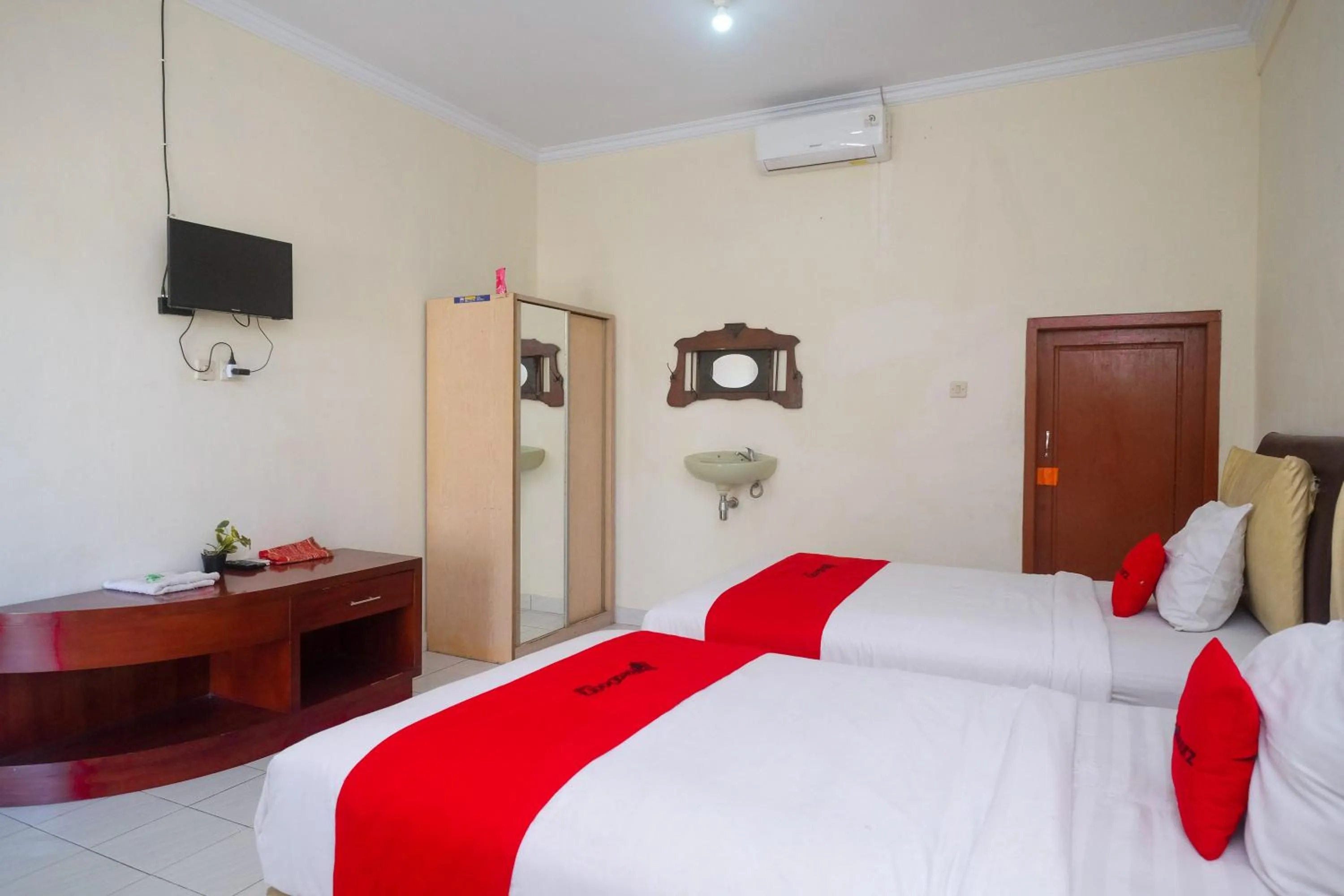 Bed in RedDoorz Syariah near Alun Alun Wonosari