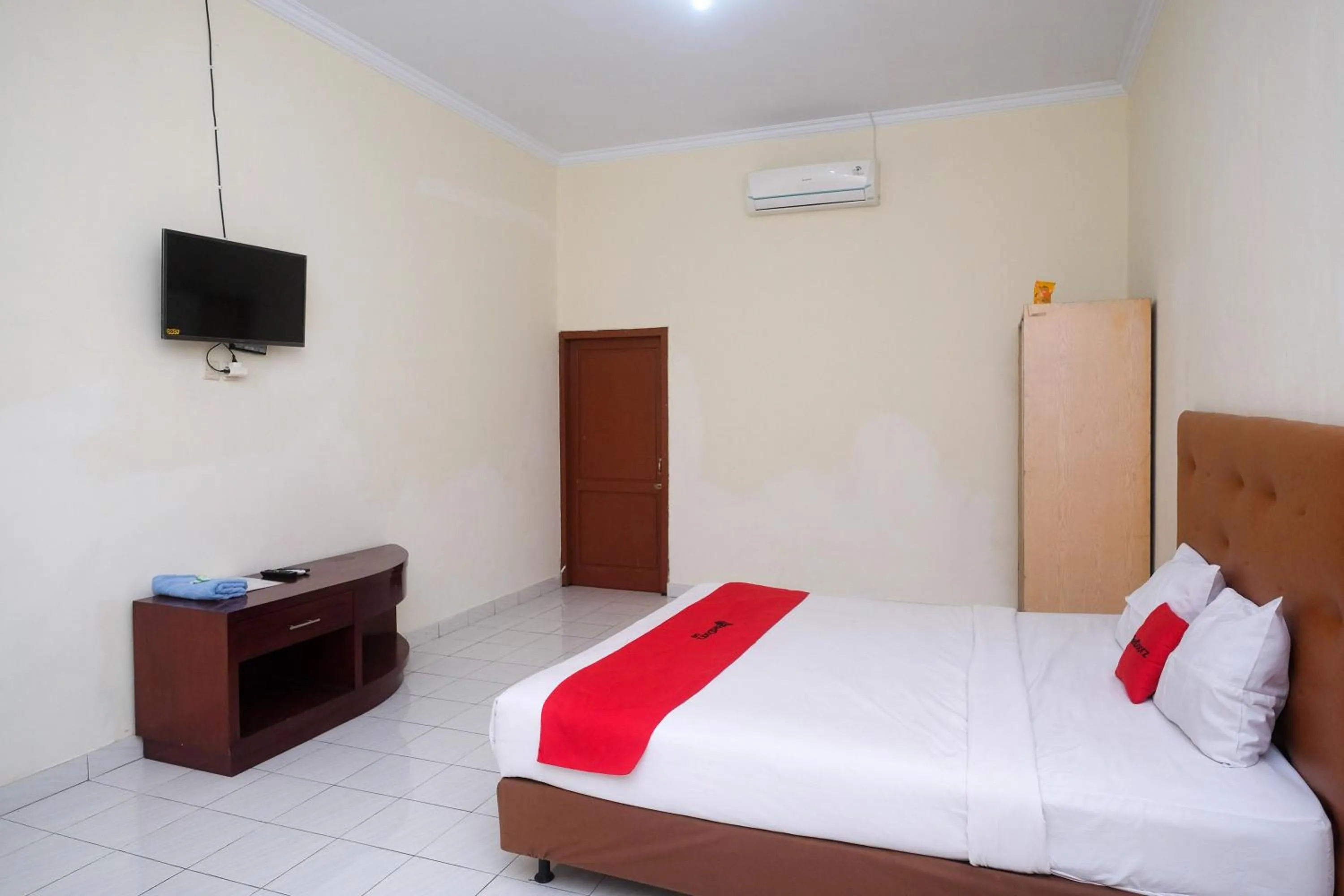 Bed in RedDoorz Syariah near Alun Alun Wonosari