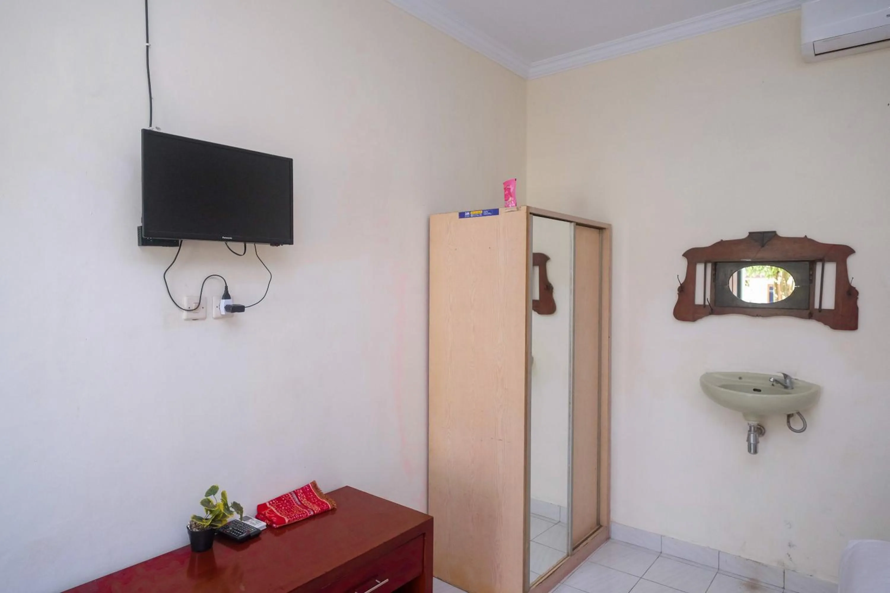 Bedroom, TV/Entertainment Center in RedDoorz Syariah near Alun Alun Wonosari