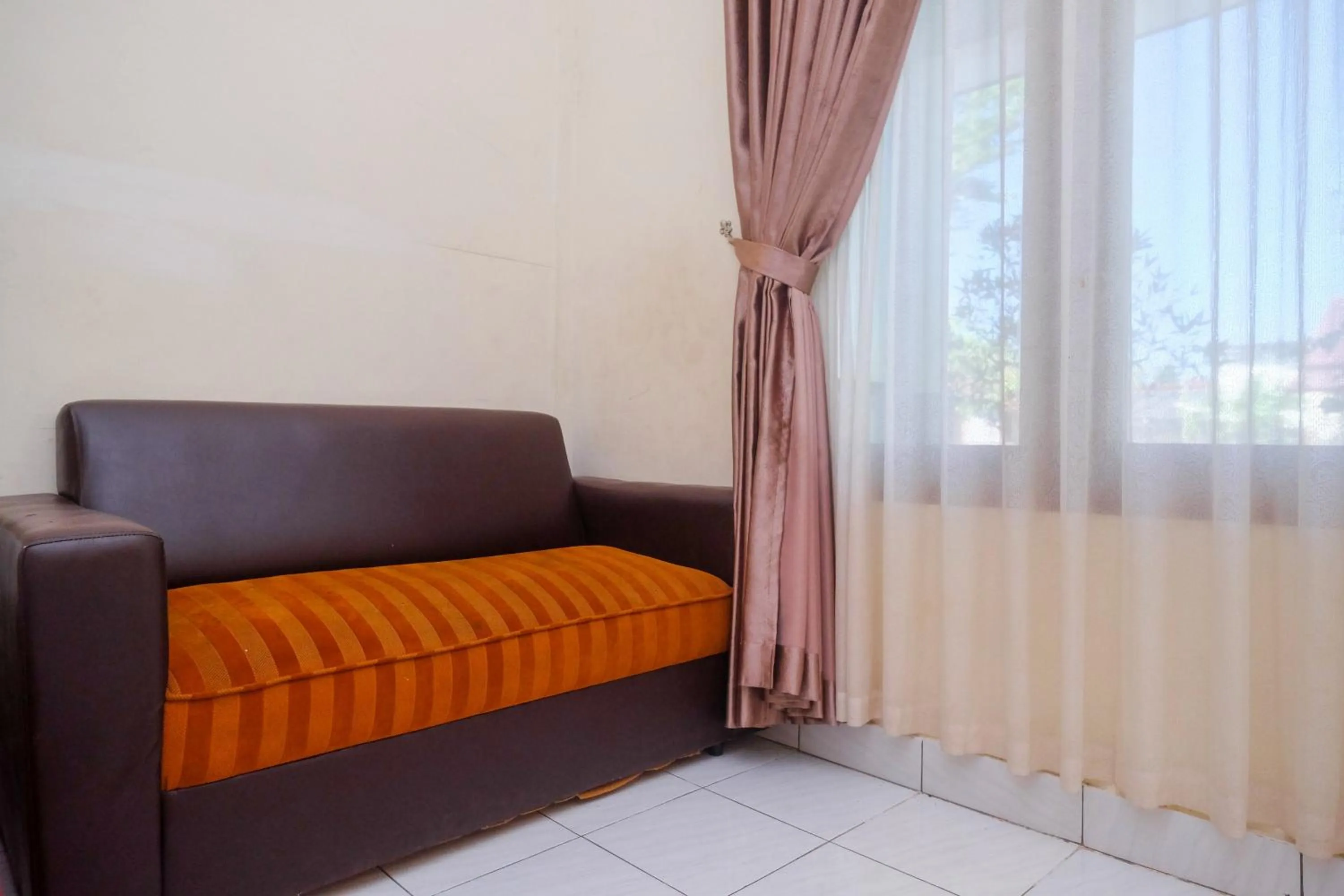 Bedroom, Seating Area in RedDoorz Syariah near Alun Alun Wonosari