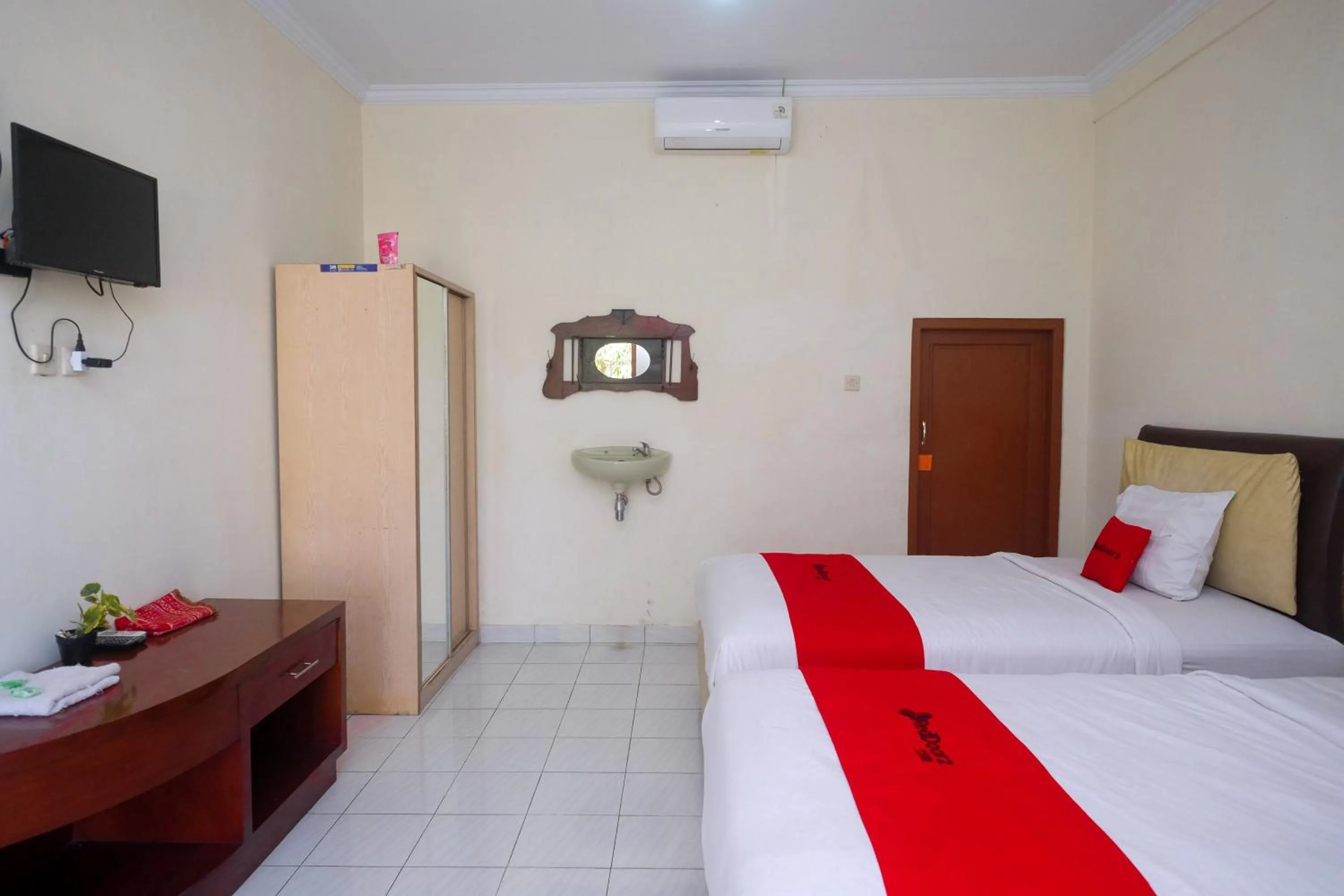 Bed in RedDoorz Syariah near Alun Alun Wonosari