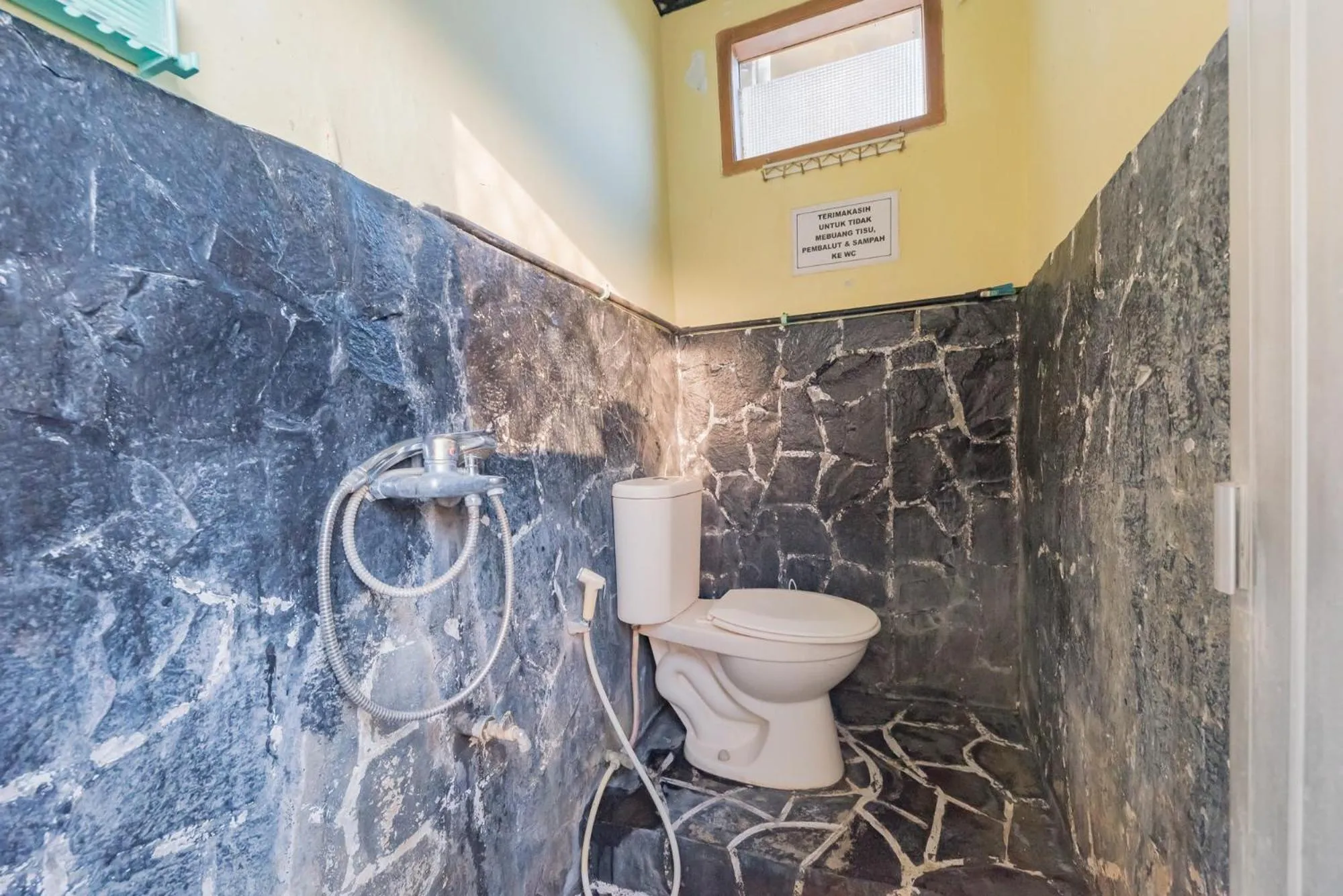 Shower in RedDoorz Syariah at Bumi Eyang Enin Homestay Tasikmalaya