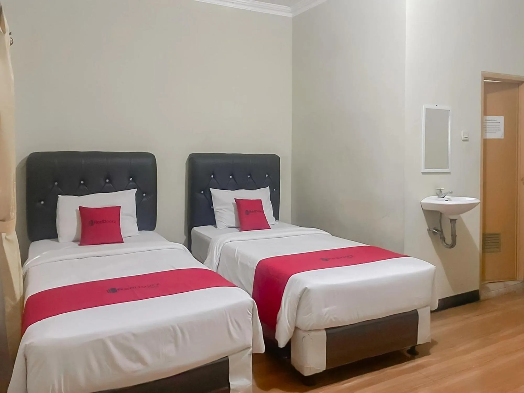 Bed in RedDoorz Syariah at Bumi Eyang Enin Homestay Tasikmalaya