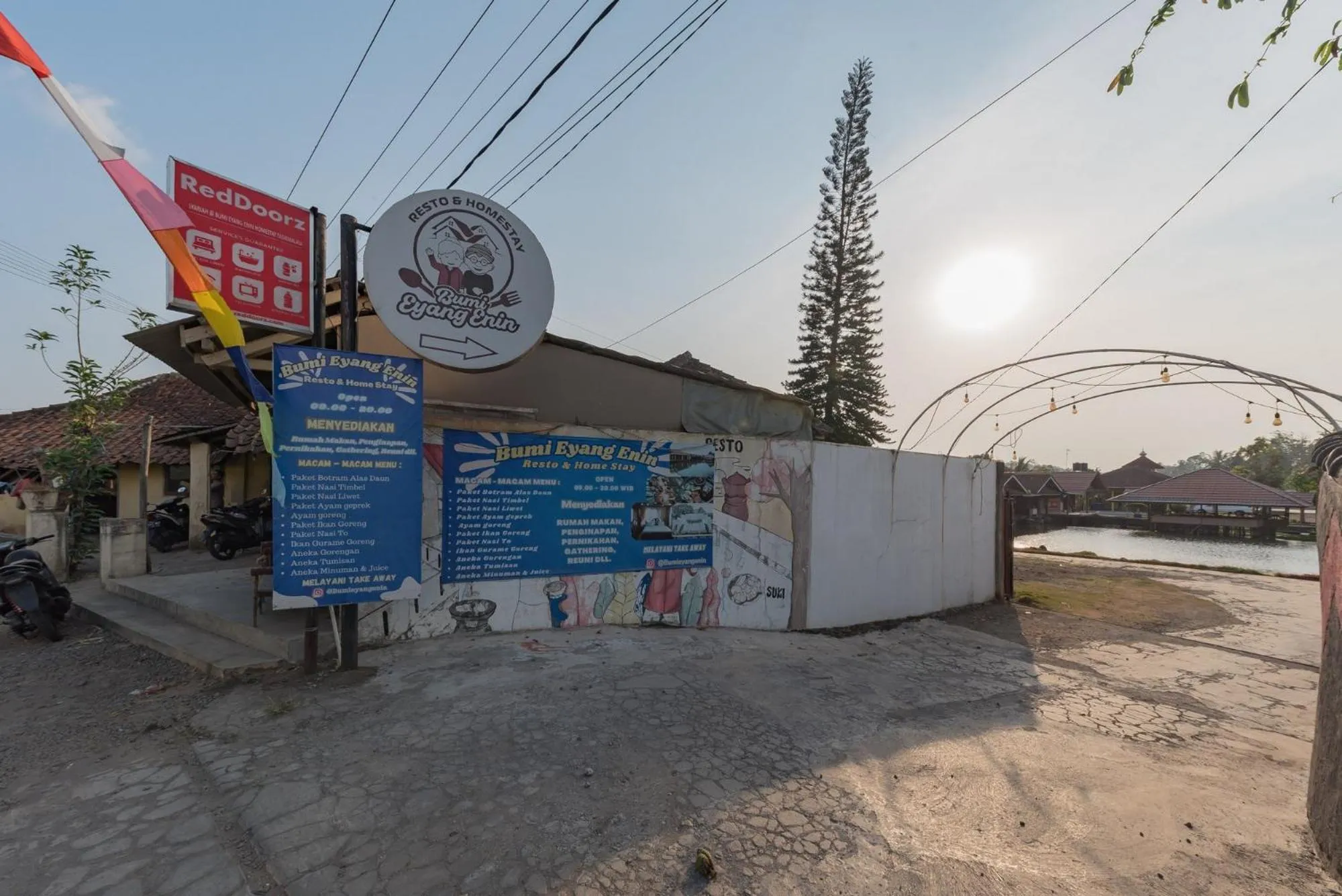 Property building in RedDoorz Syariah at Bumi Eyang Enin Homestay Tasikmalaya