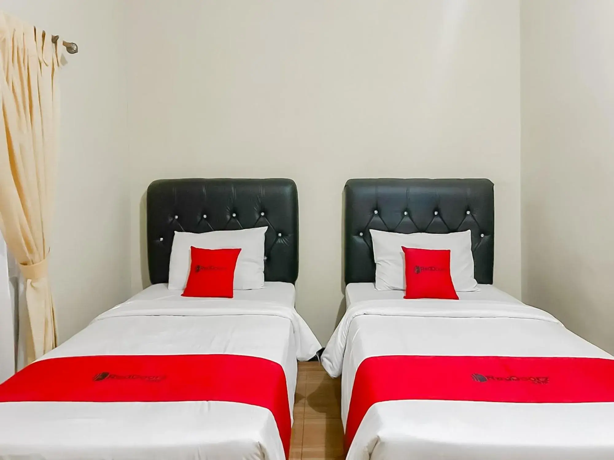 Standard Twin Room in RedDoorz Syariah at Bumi Eyang Enin Homestay Tasikmalaya Standard Twin Room in RedDoorz Syariah at Bumi Eyang Enin Homestay Tasikmalaya