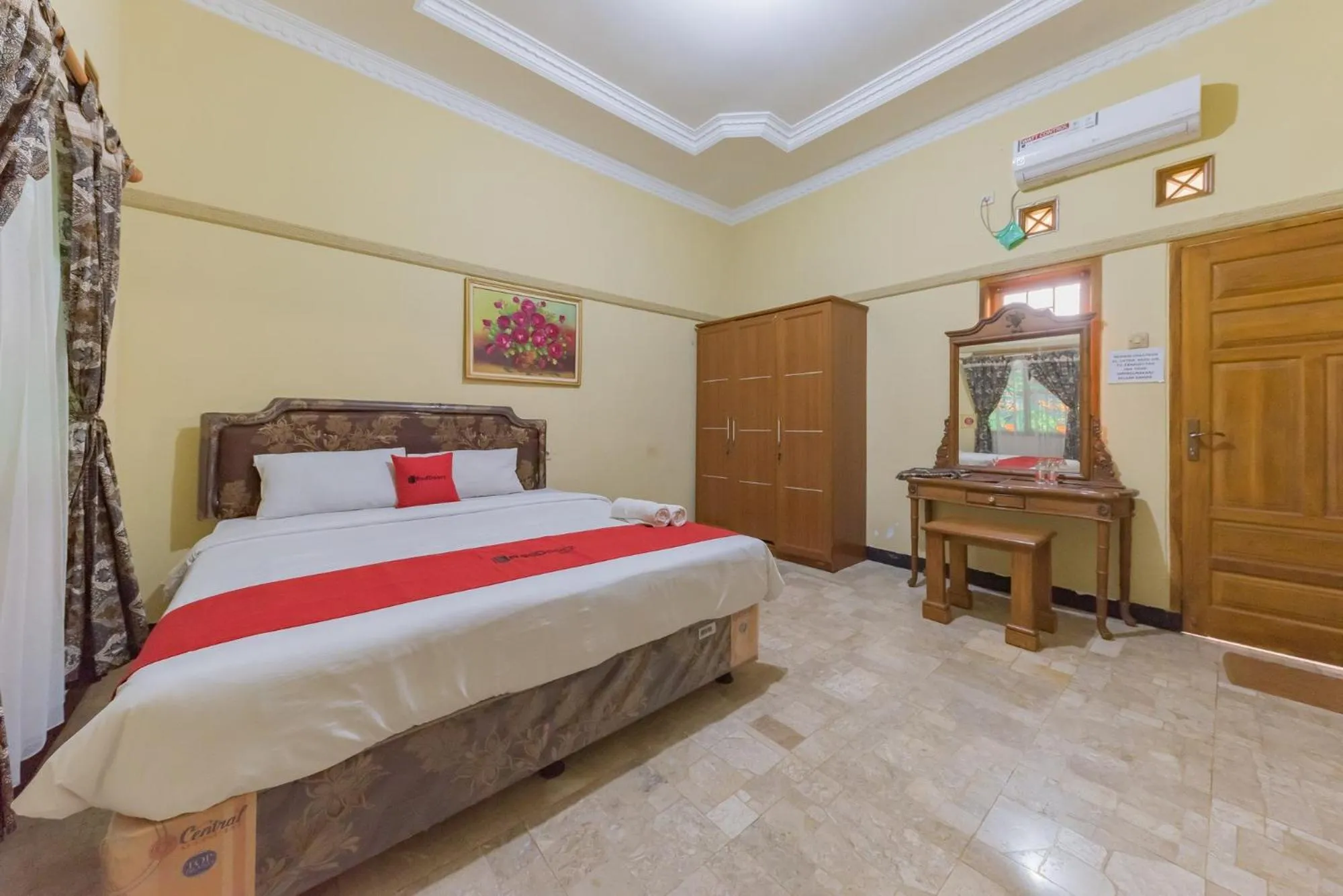 Bed in RedDoorz Syariah at Bumi Eyang Enin Homestay Tasikmalaya