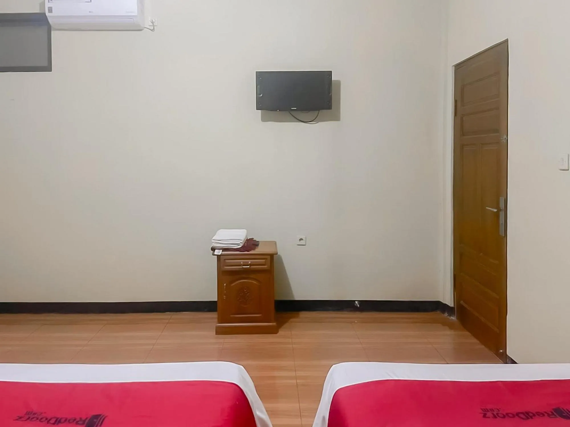 Bed in RedDoorz Syariah at Bumi Eyang Enin Homestay Tasikmalaya