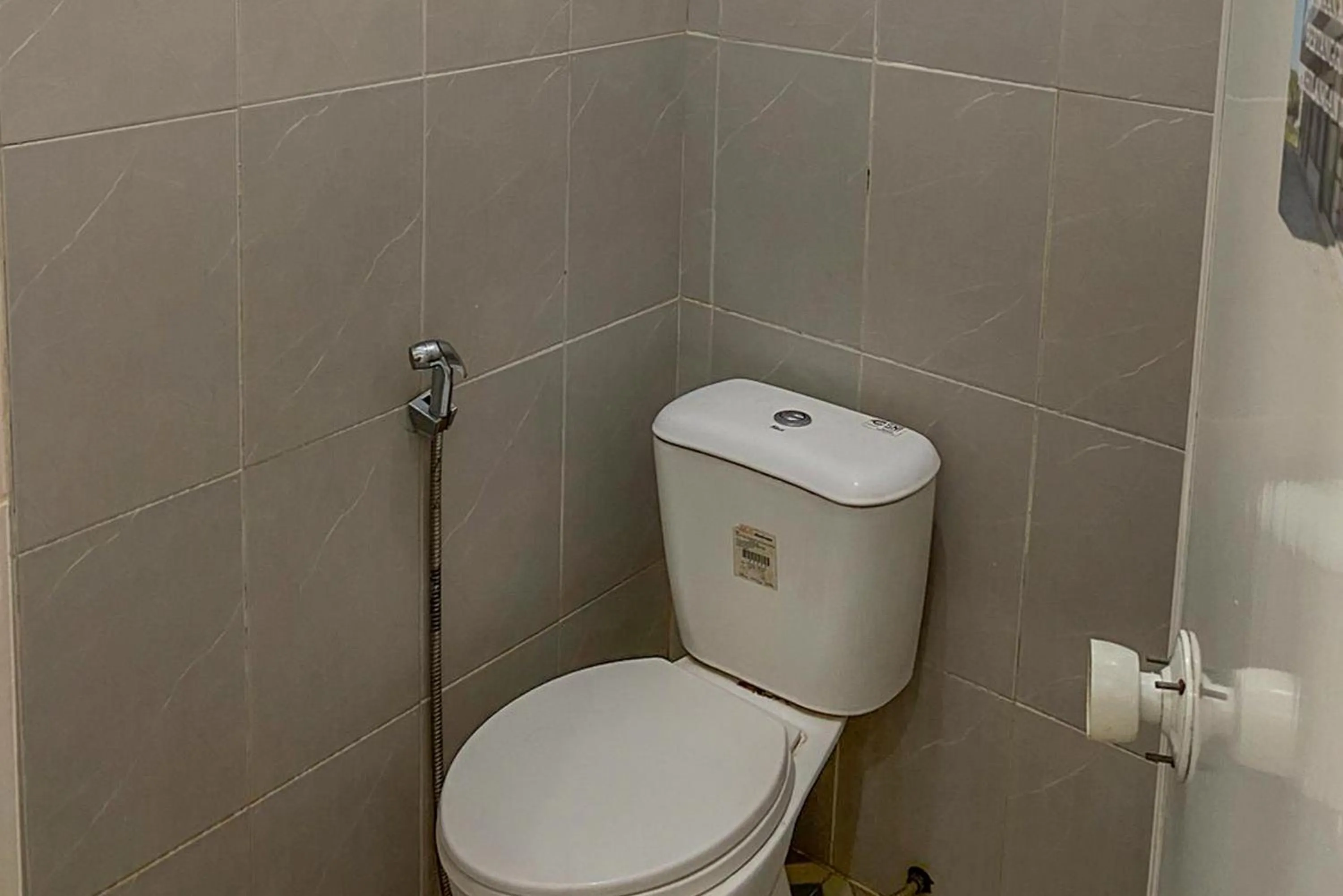 Bathroom in OYO 2798 Semeru Residence Syariah