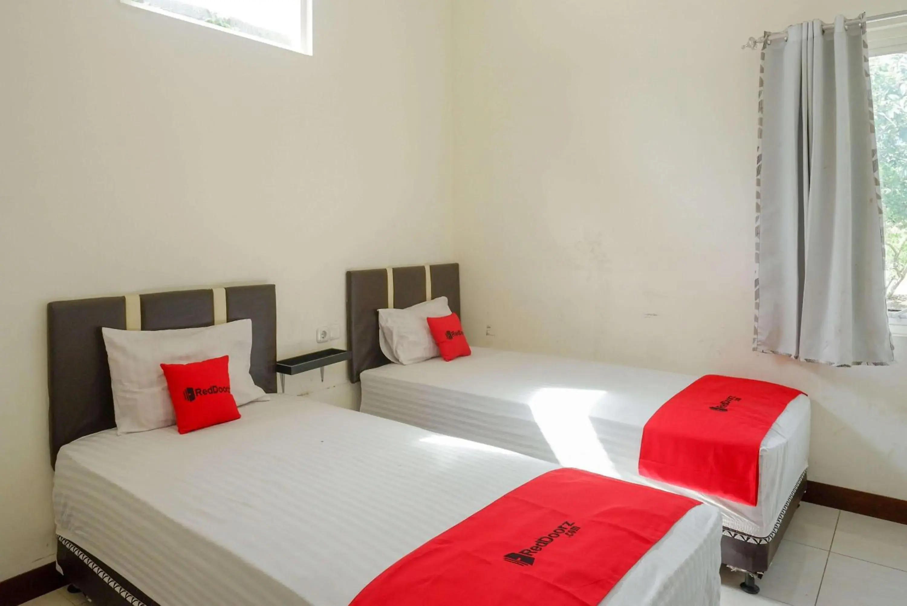 Standard Twin Room in RedDoorz at Karangploso 2 Standard Twin Room in RedDoorz at Karangploso 2