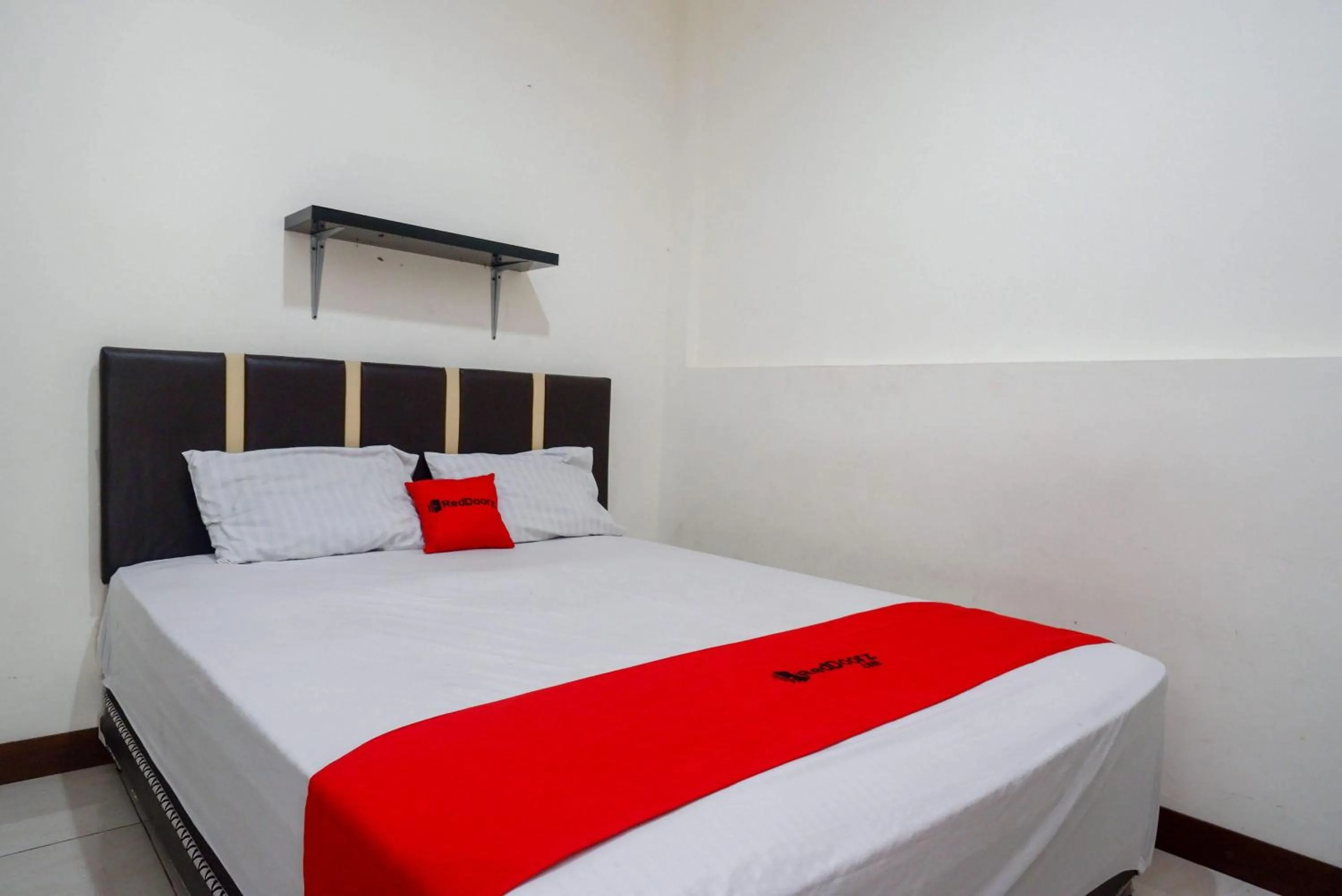 Bedroom, Bed in RedDoorz at Karangploso 2