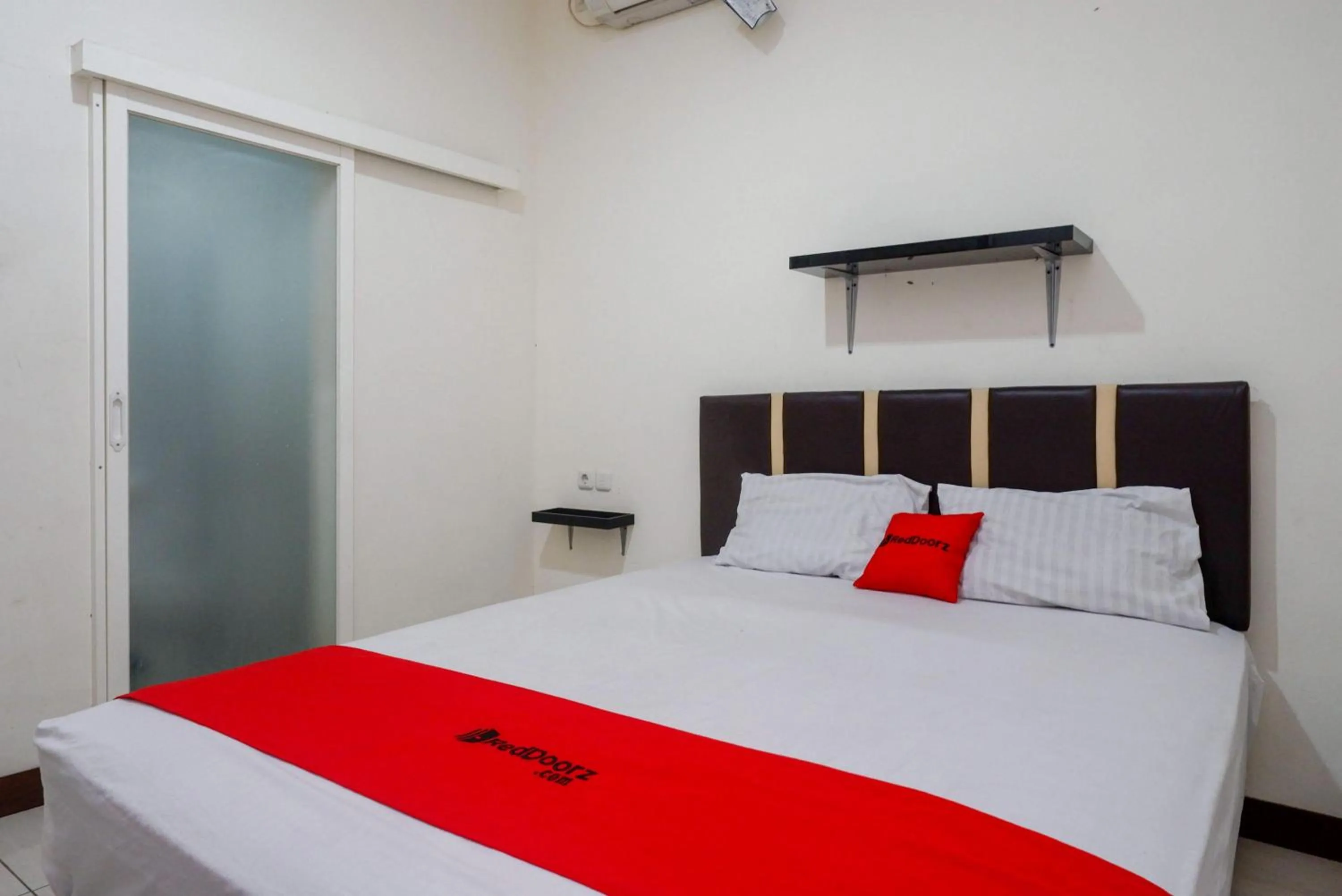 Bedroom, Bed in RedDoorz at Karangploso 2