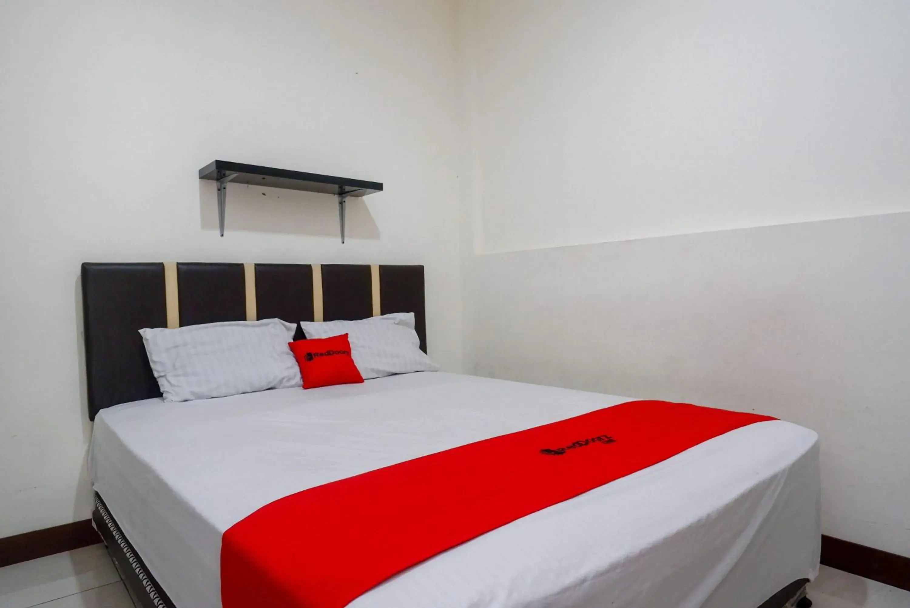 Standard Double Room in RedDoorz at Karangploso 2 Standard Double Room in RedDoorz at Karangploso 2