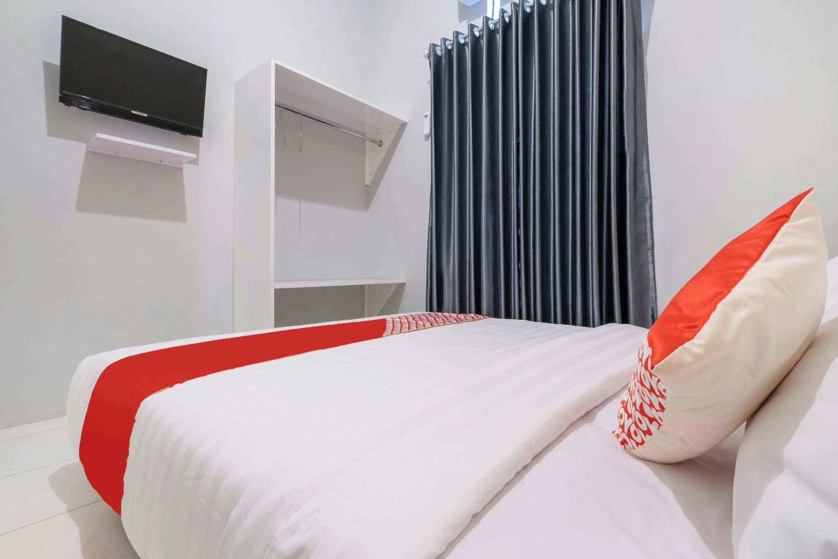 Bedroom, Bed in Hotel O Nareswari Guest House Syariah