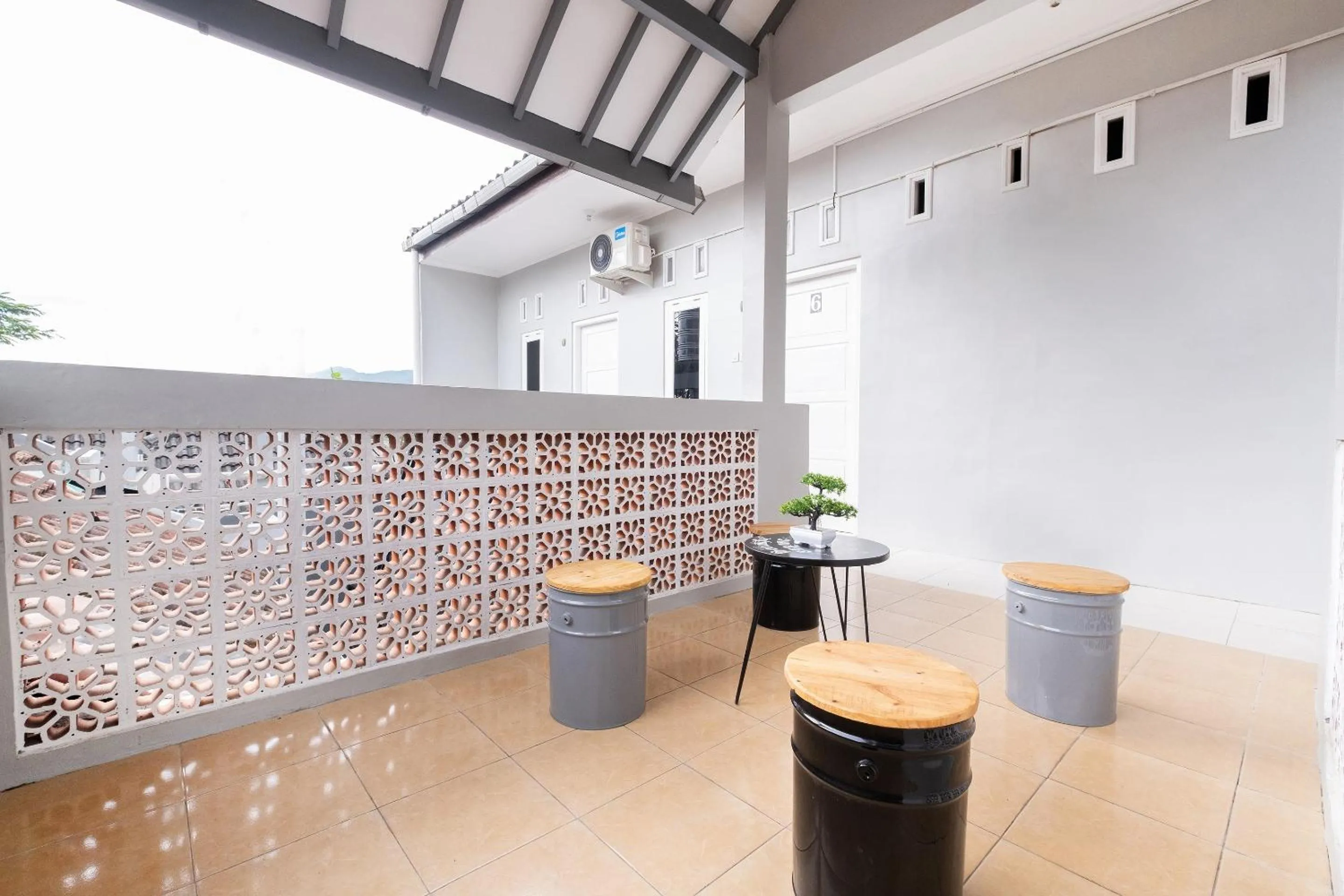 Lobby or reception in Hotel O Nareswari Guest House Syariah