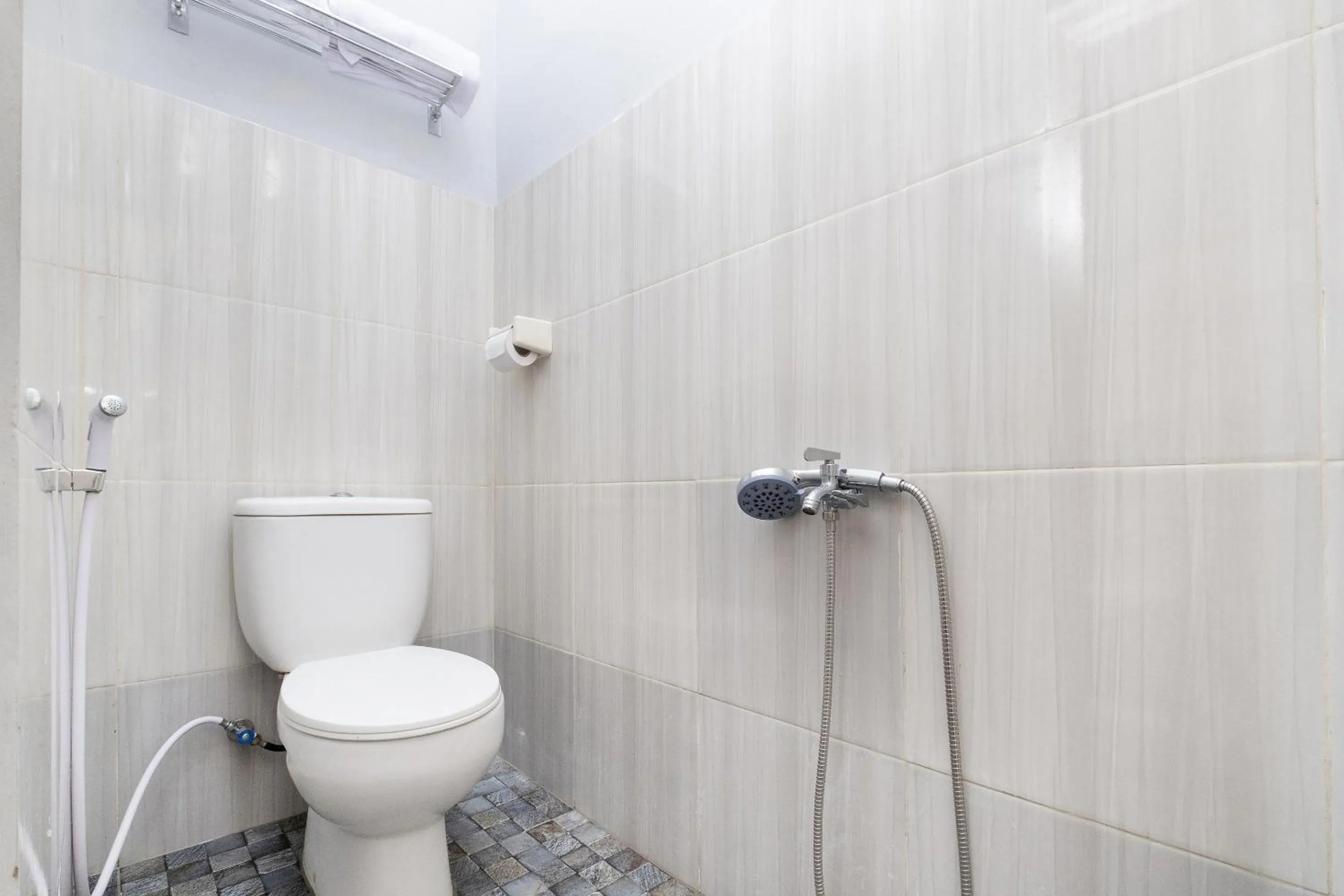 Bathroom in Hotel O Nareswari Guest House Syariah