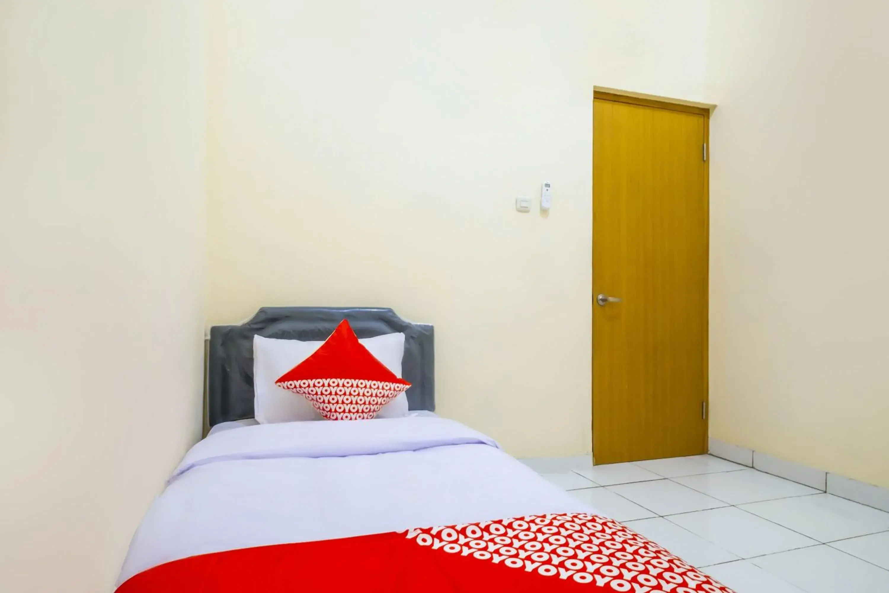 Single Room in Hotel O Syariah Tasikmalaya Near Universitas Siliwangi Formerly Siliwangi Guest House Single Room in Hotel O Syariah Tasikmalaya Near Universitas Siliwangi Formerly Siliwangi Guest House