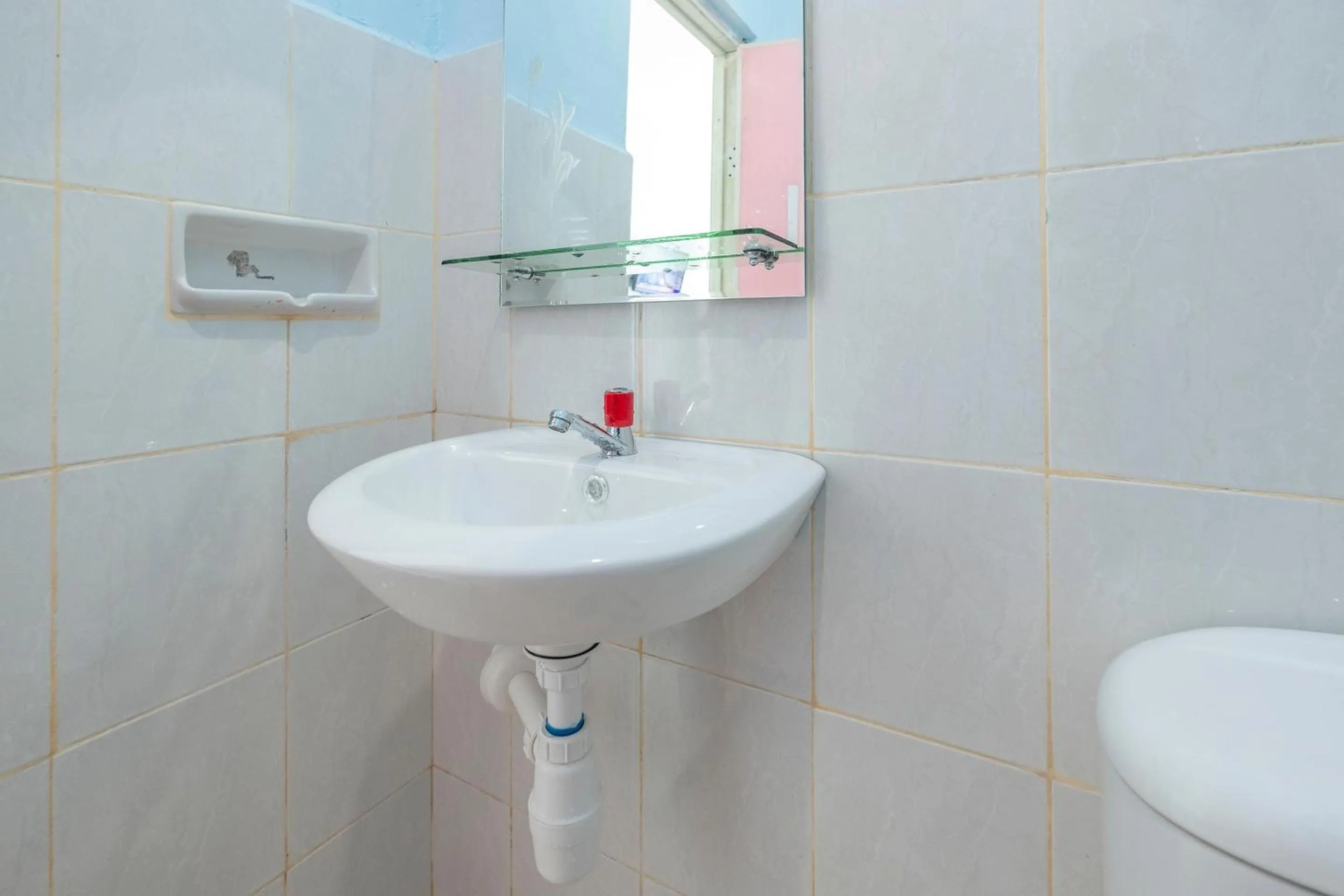 Bathroom in Hotel O RF Homestay