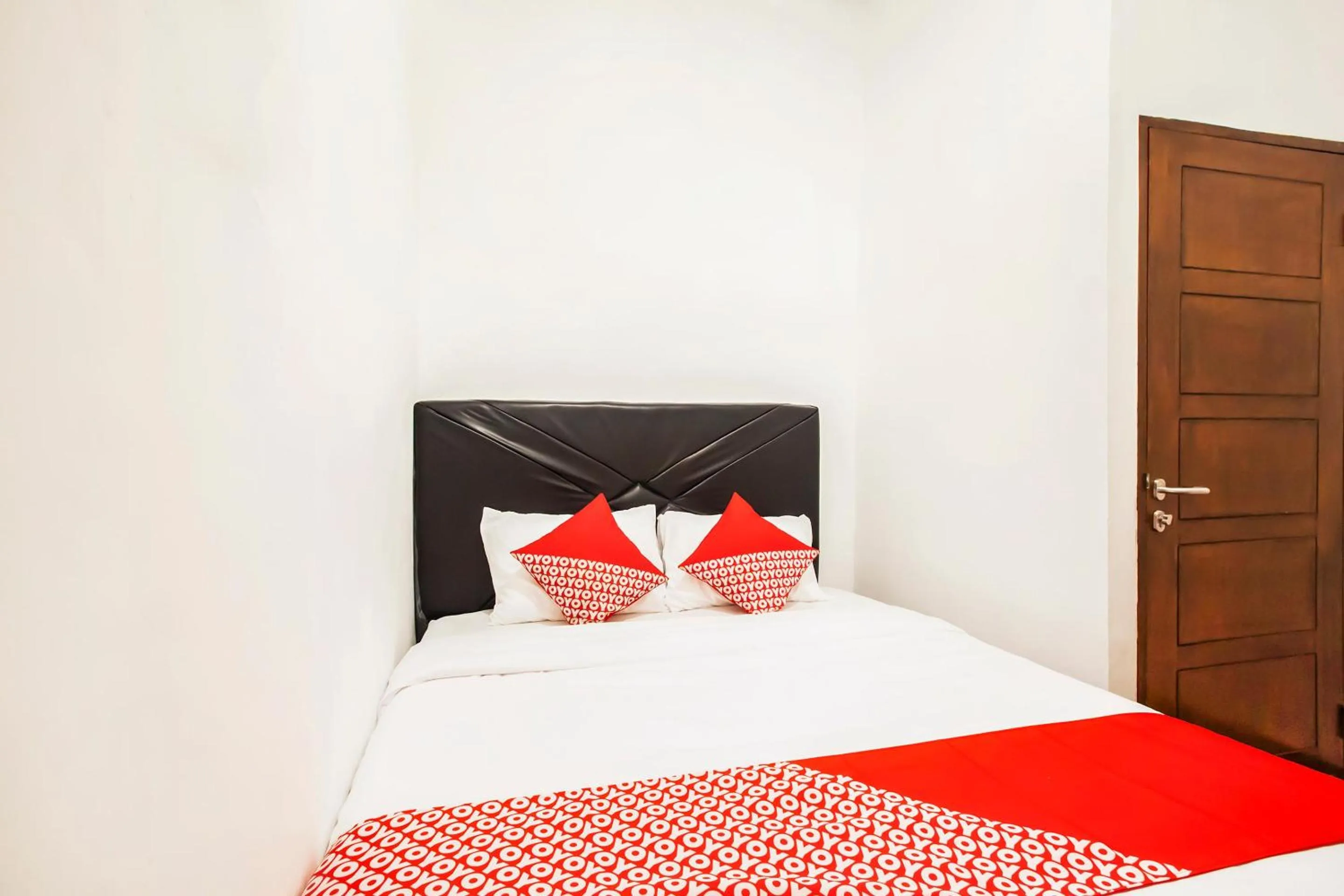 Bedroom in Hotel O Sutomo Inn