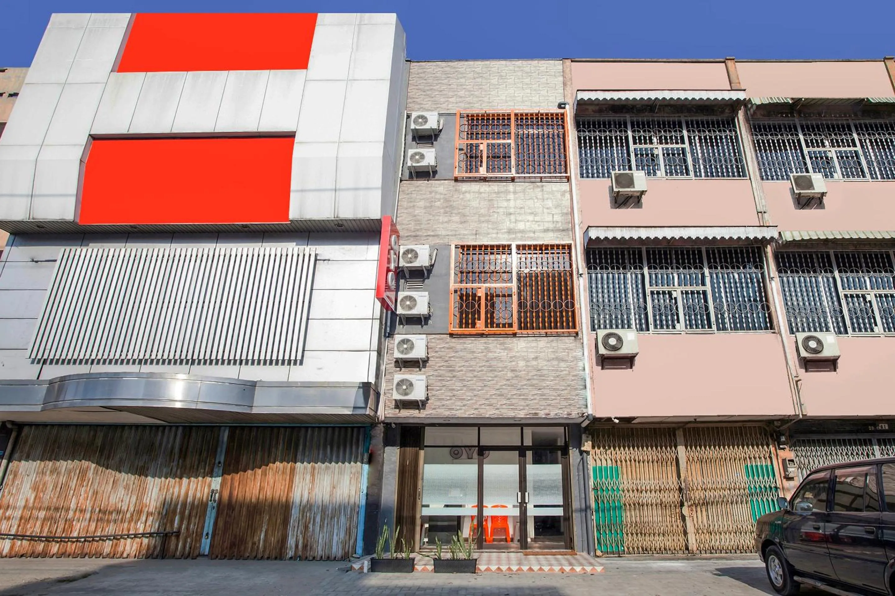Facade/entrance in Hotel O Sutomo Inn