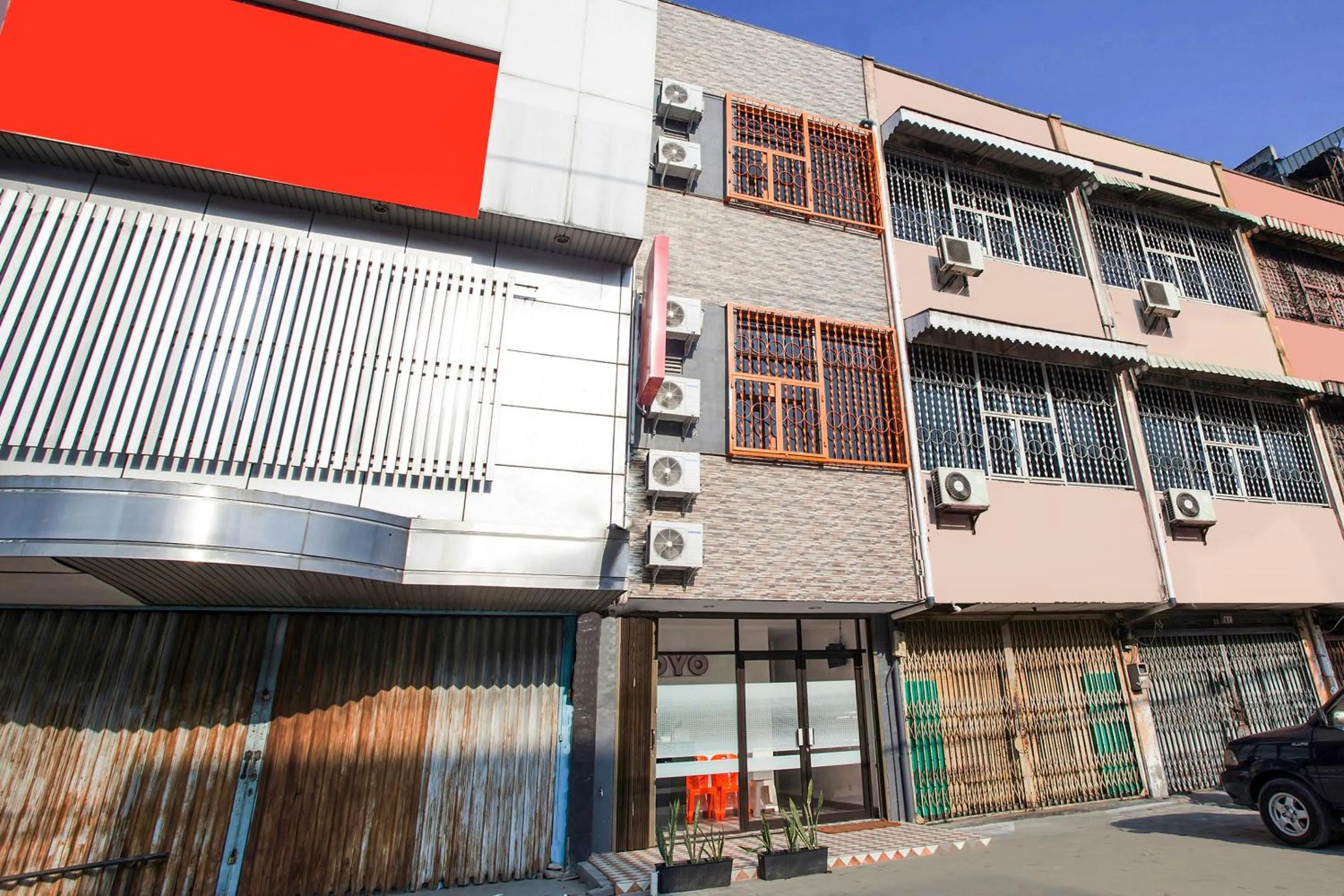 Facade/entrance in Hotel O Sutomo Inn