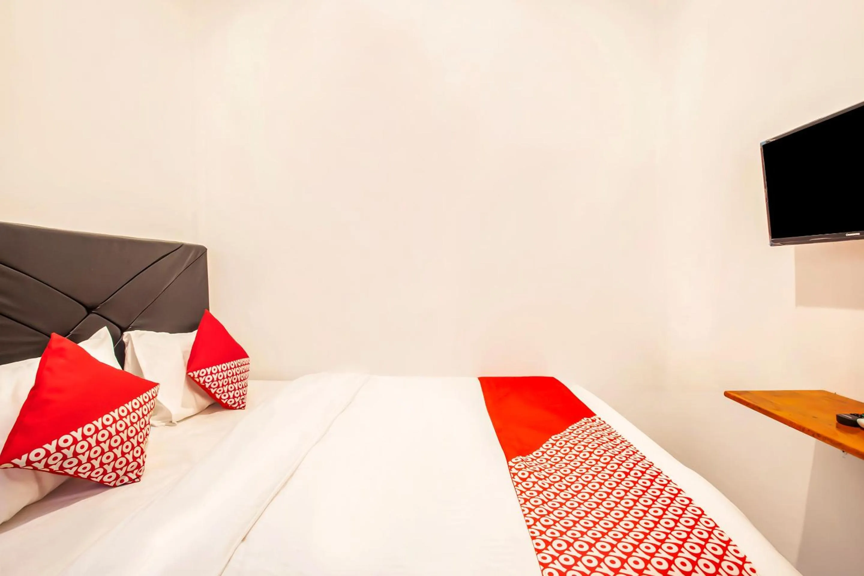 Bedroom in Hotel O Sutomo Inn