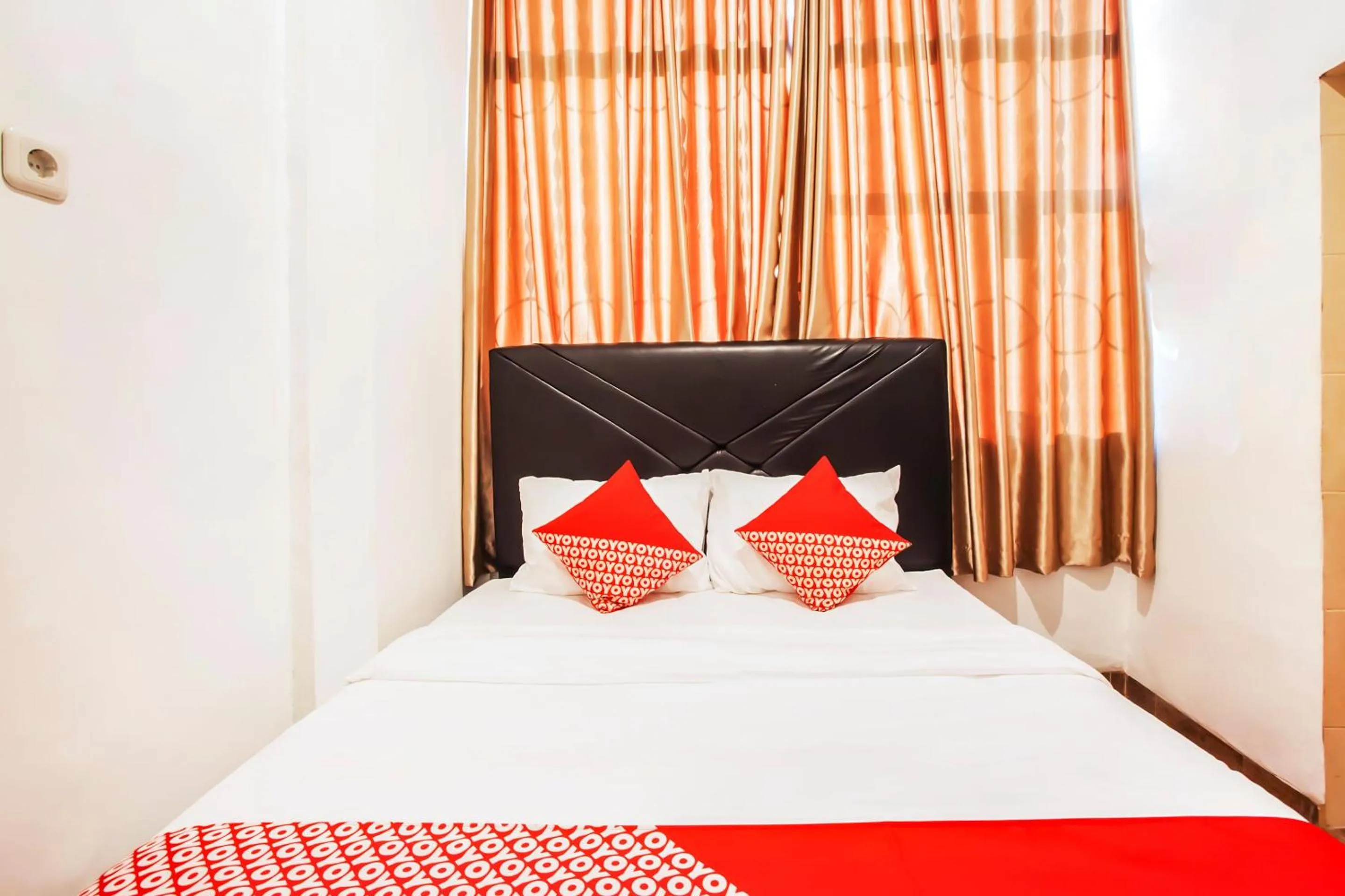 Bedroom in Hotel O Sutomo Inn