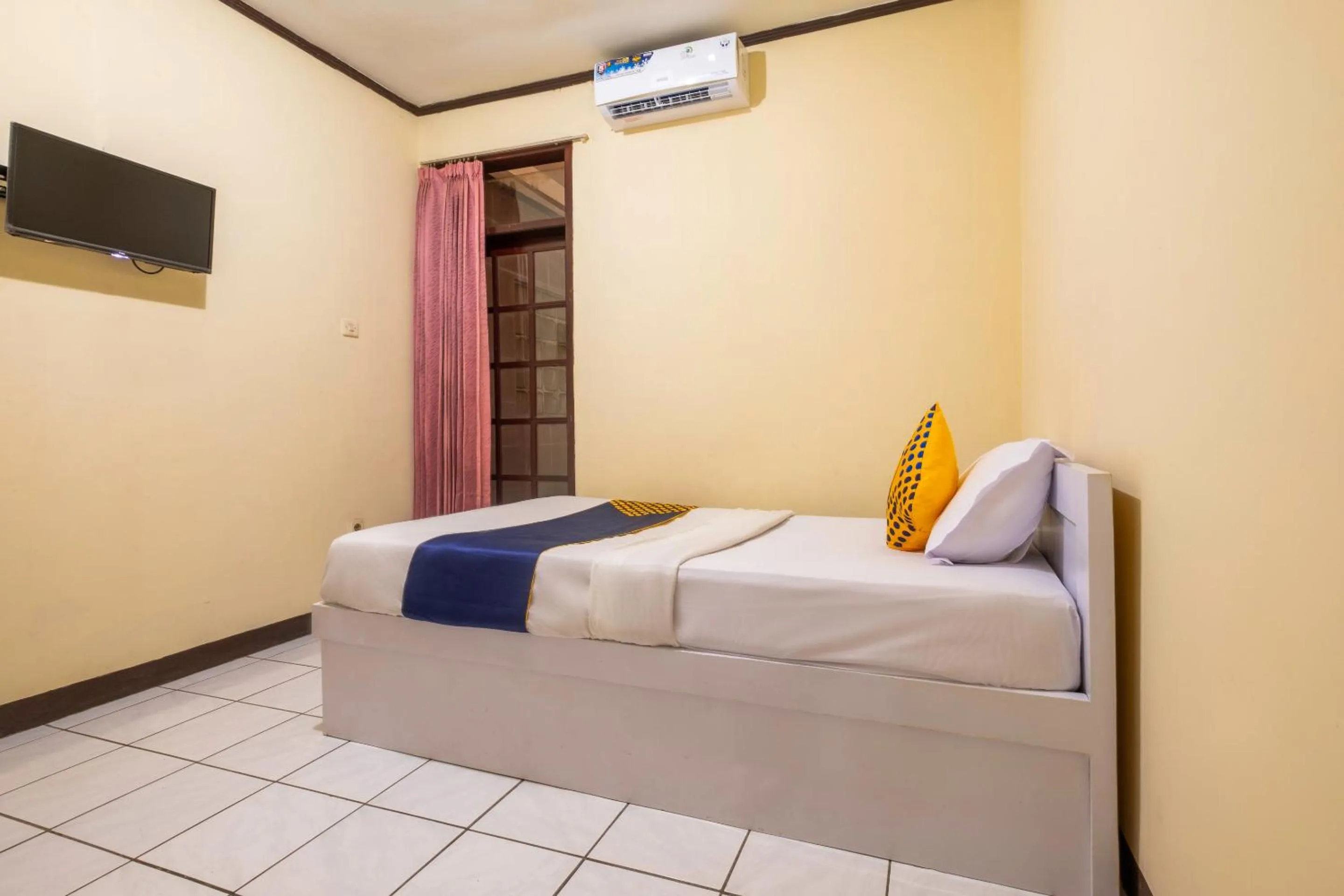 Bedroom in Super OYO 2672 Bee M Syariah